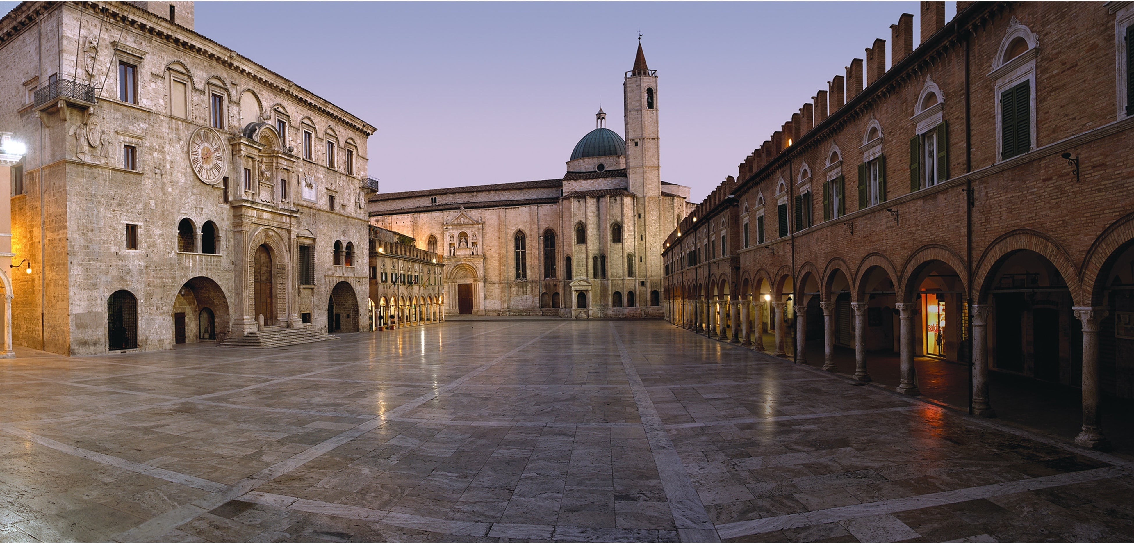 アスコリ・ピチェーノのポポロ広場©Regione Marche