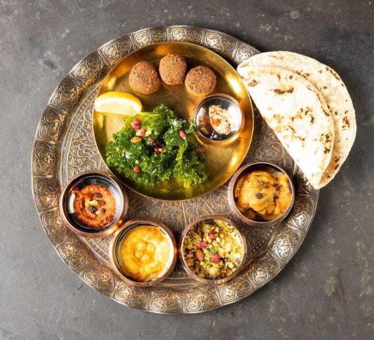 アラビアの前菜’メゼ’が並ぶアラビアン・ベジプレート