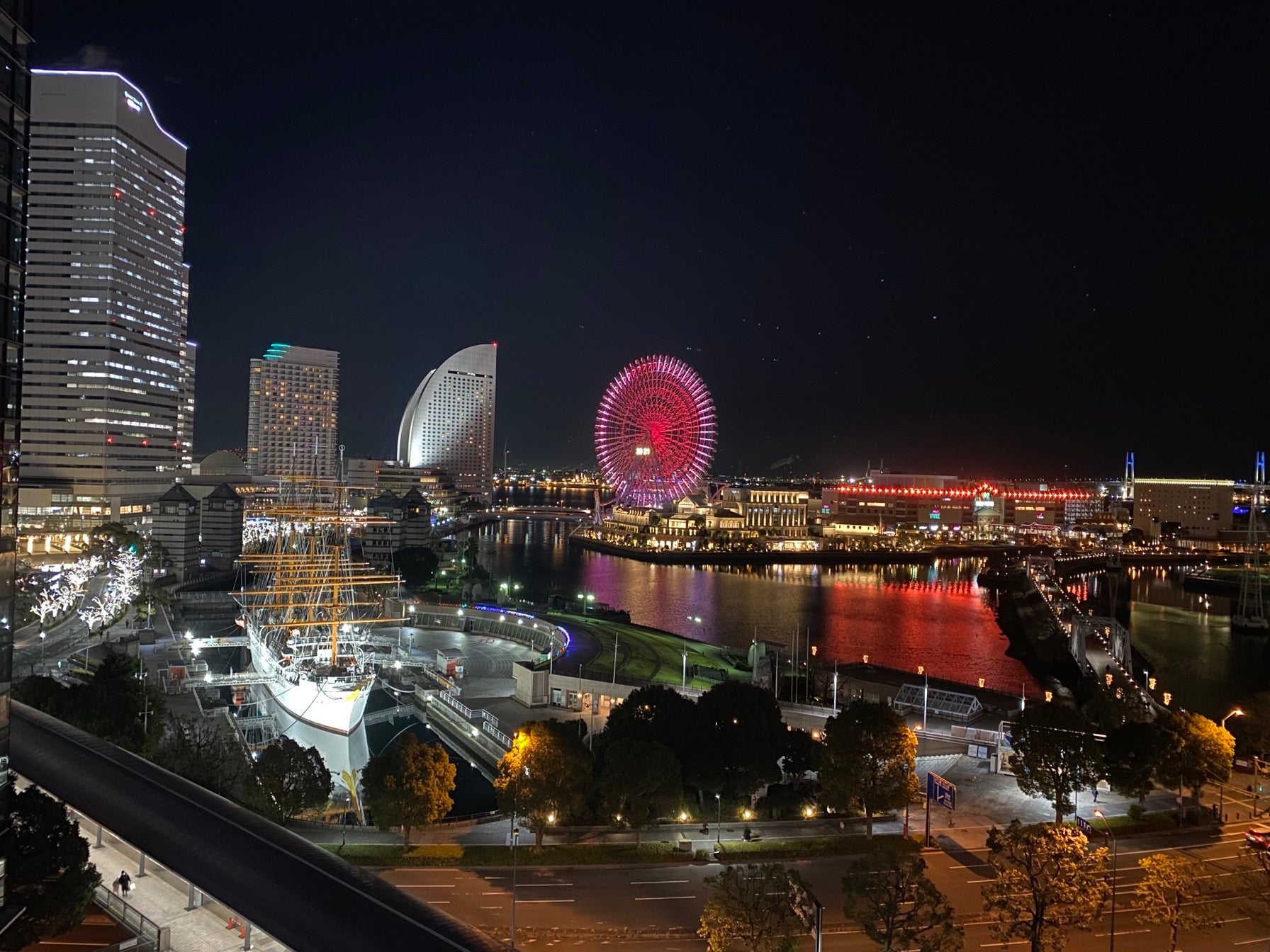 港ヨコハマの夜景を臨む