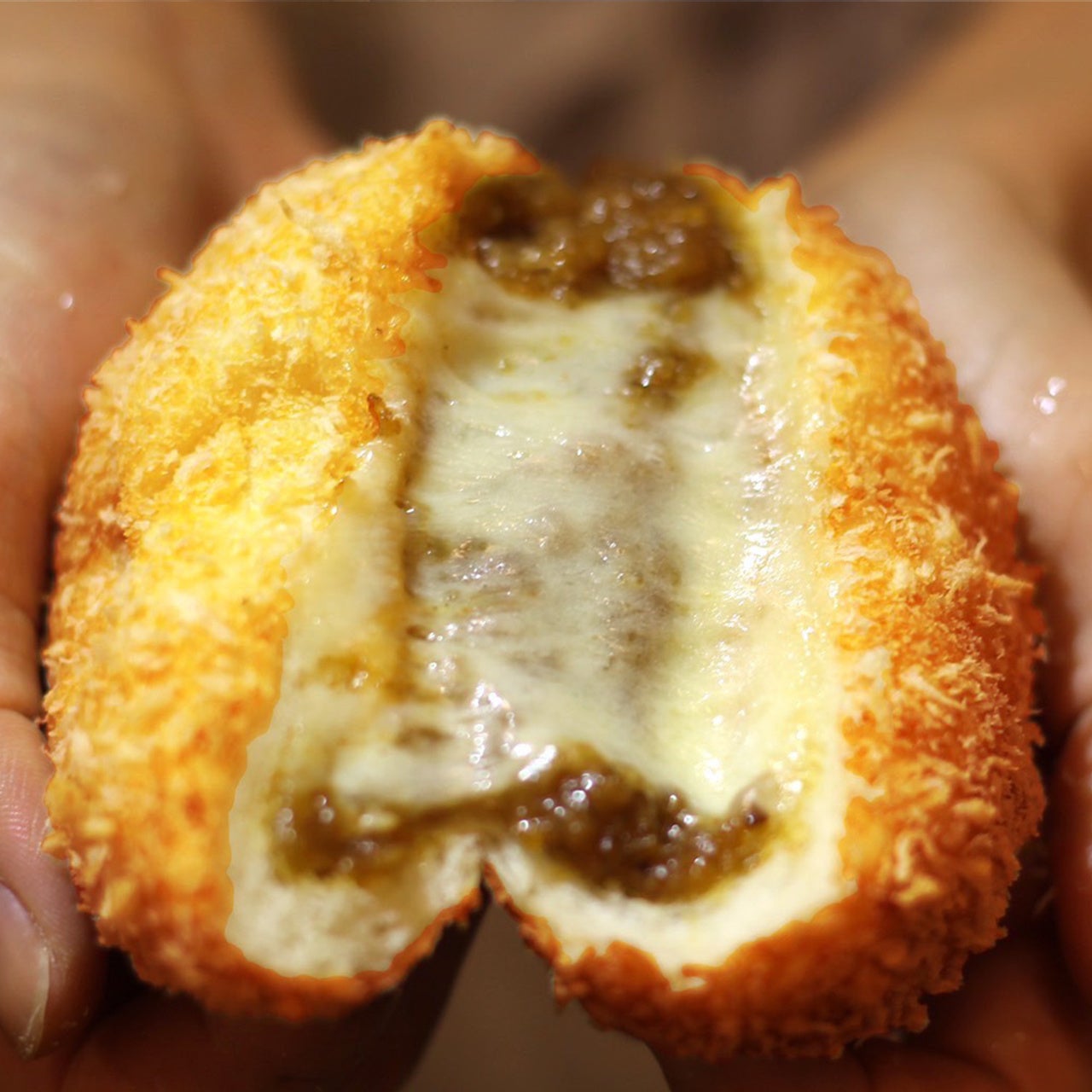 ふんわりときめ細かいパン生地に、上等カレーのカレーソースをたっぷり包み込んだカレーパン