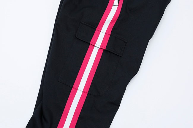 サイドラインは縦線に拘ったパンツ