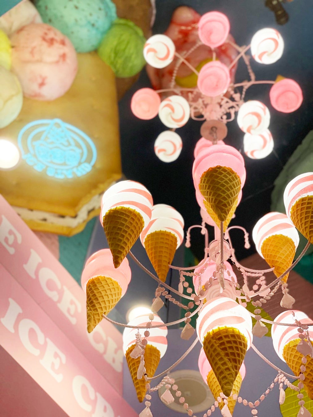 散りばめられたミラーを使って自分だけのオリジナルカットを工夫してみてください