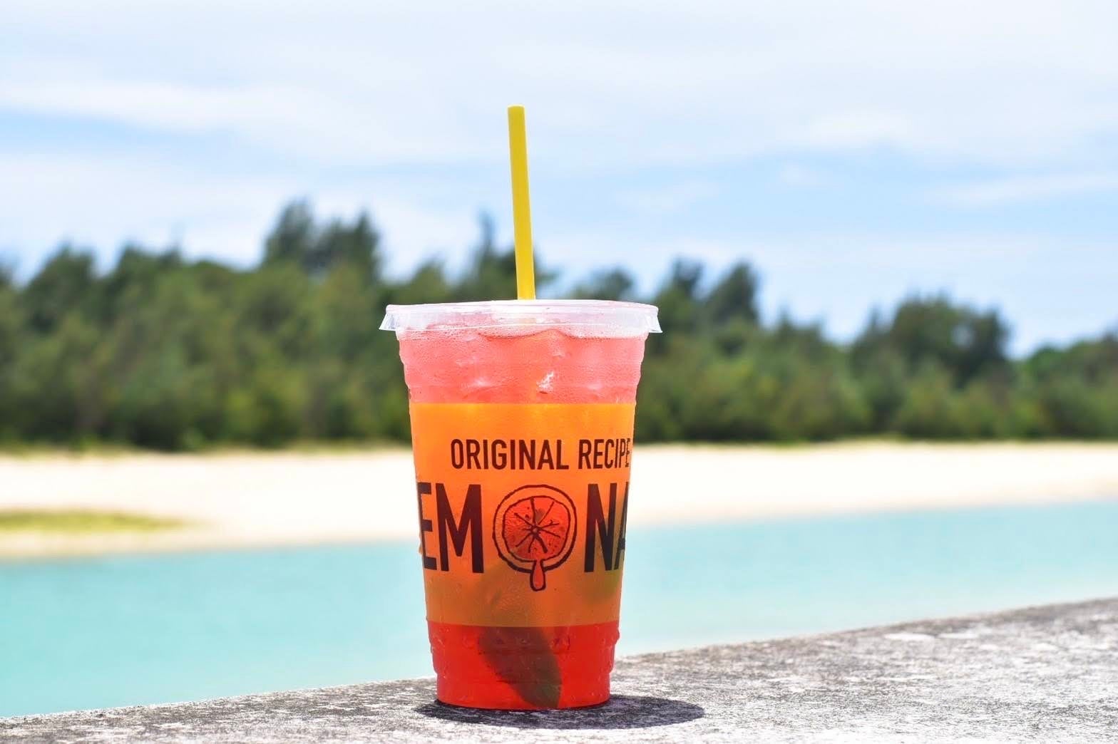 ハイビスカスレモネード_写真はパイナガマビーチにて