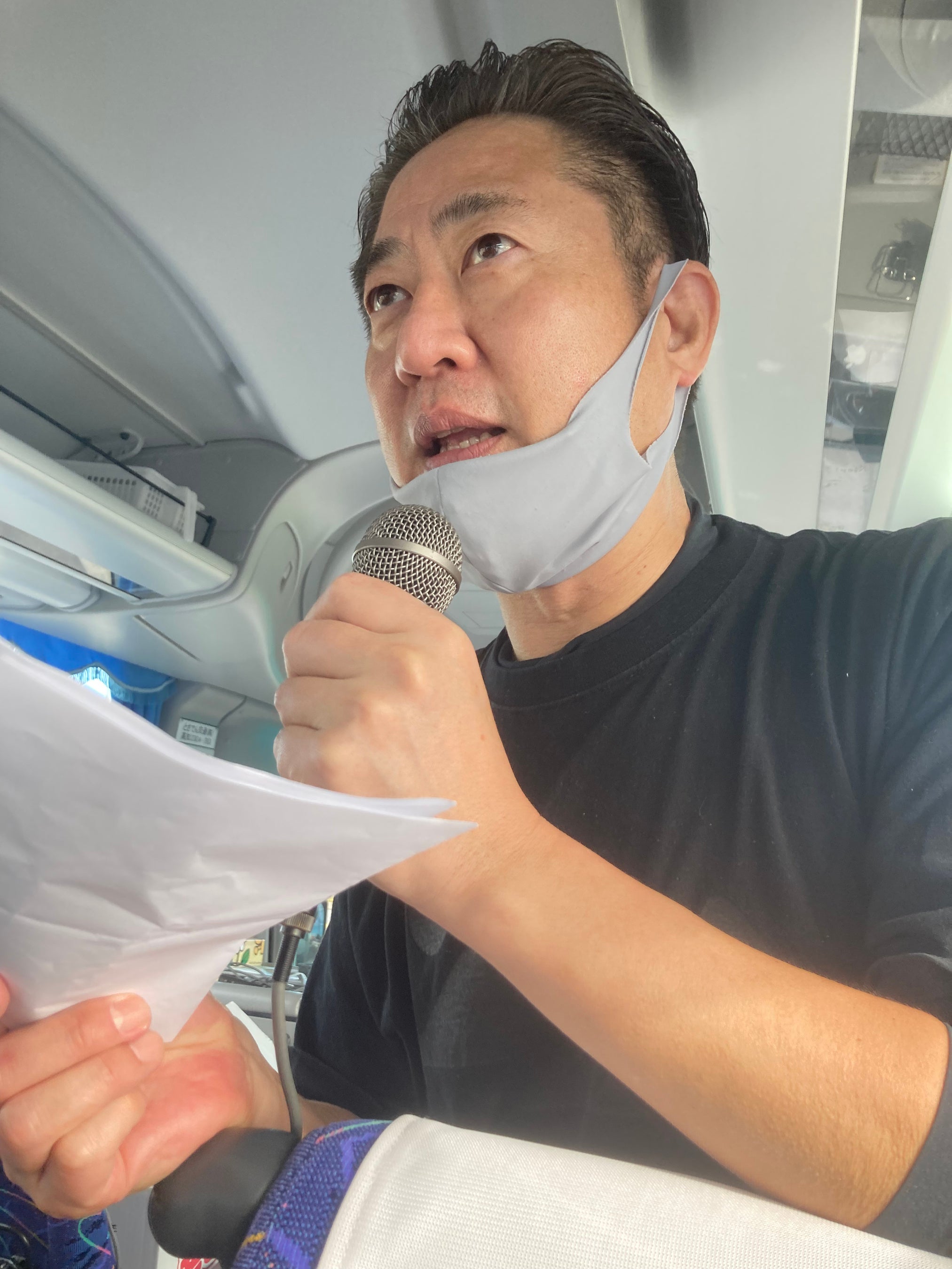 貸切バスで塾生に徳島の地方創生の魅力語る塾長