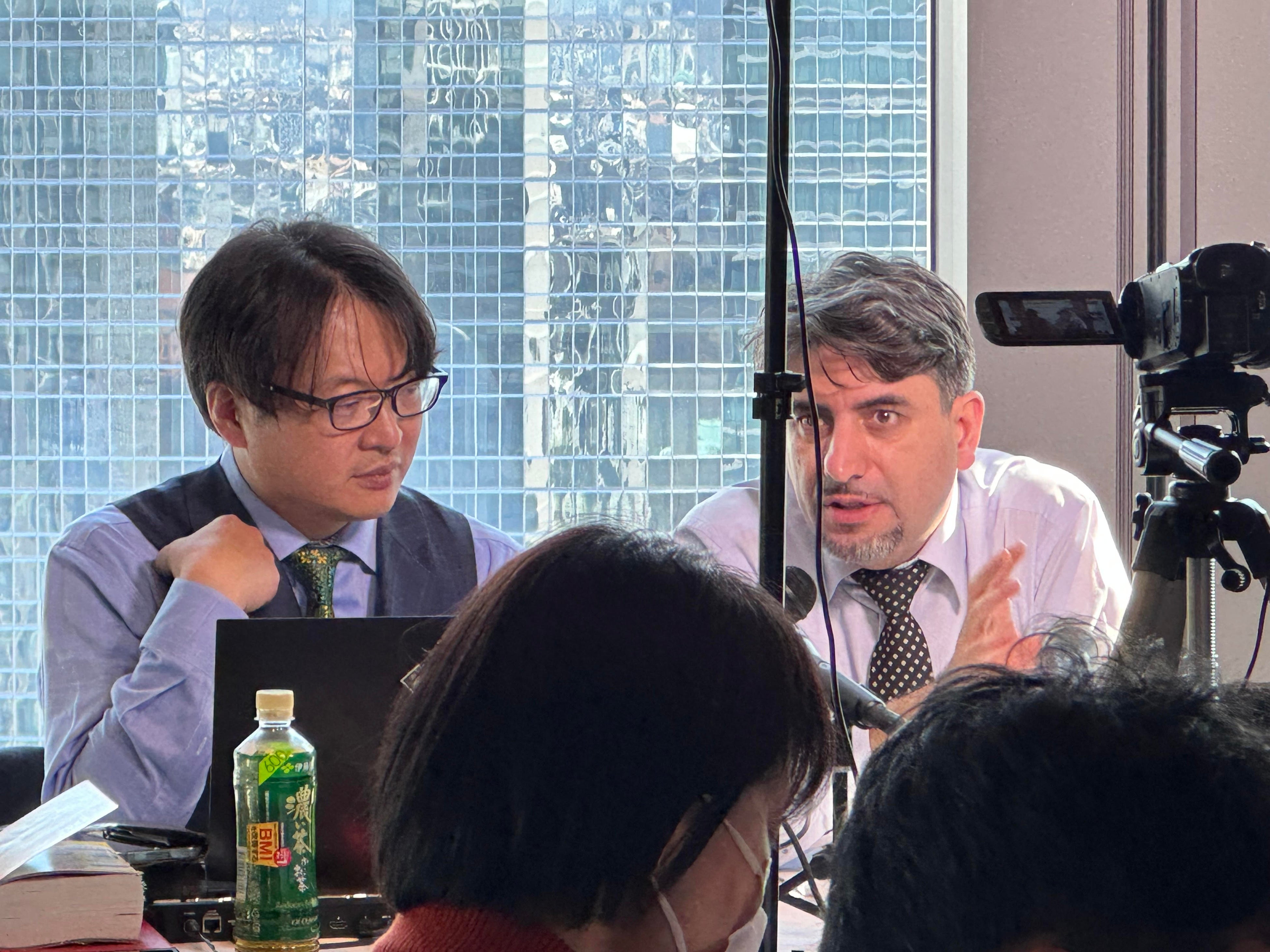 月例会で話すエミン塾頭と瀧澤信事務局長