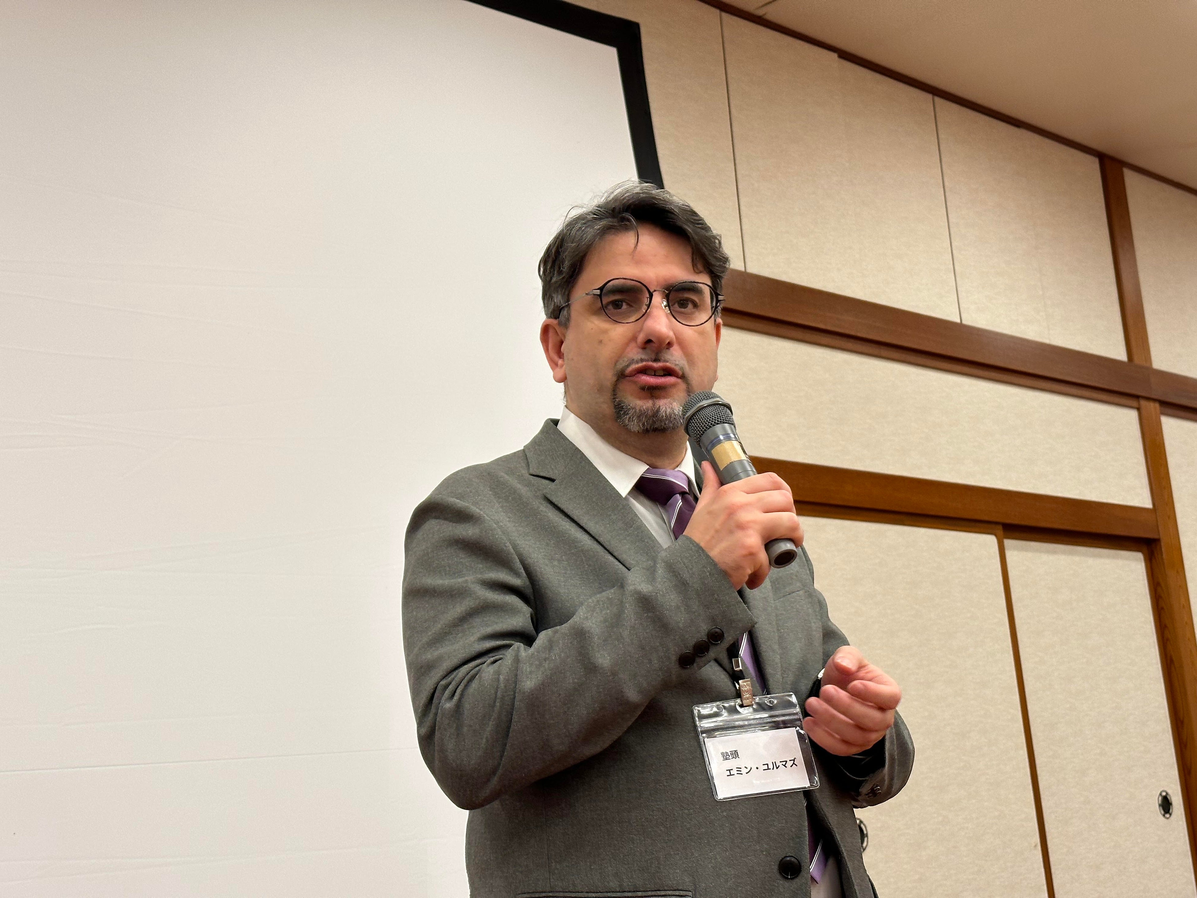 複眼合宿で熱弁振るうエミン塾頭