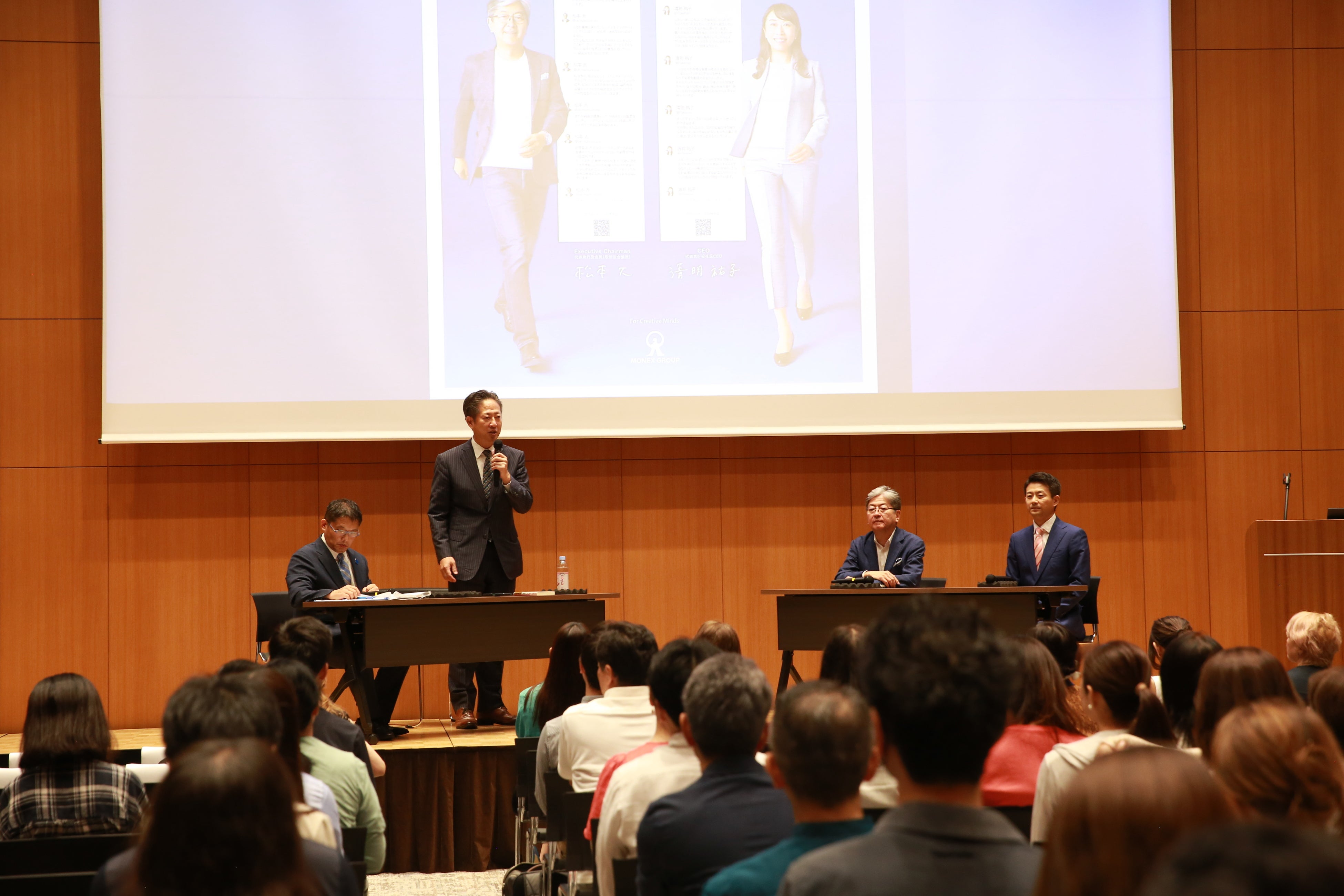 最後はマネックスの新聞全面広告を背景に渡部塾長もあいさつ