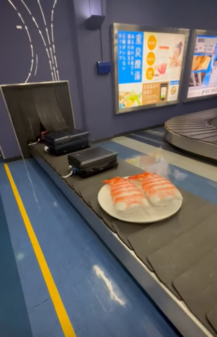 大分空港荷物レーン名物　巨大エビ寿司