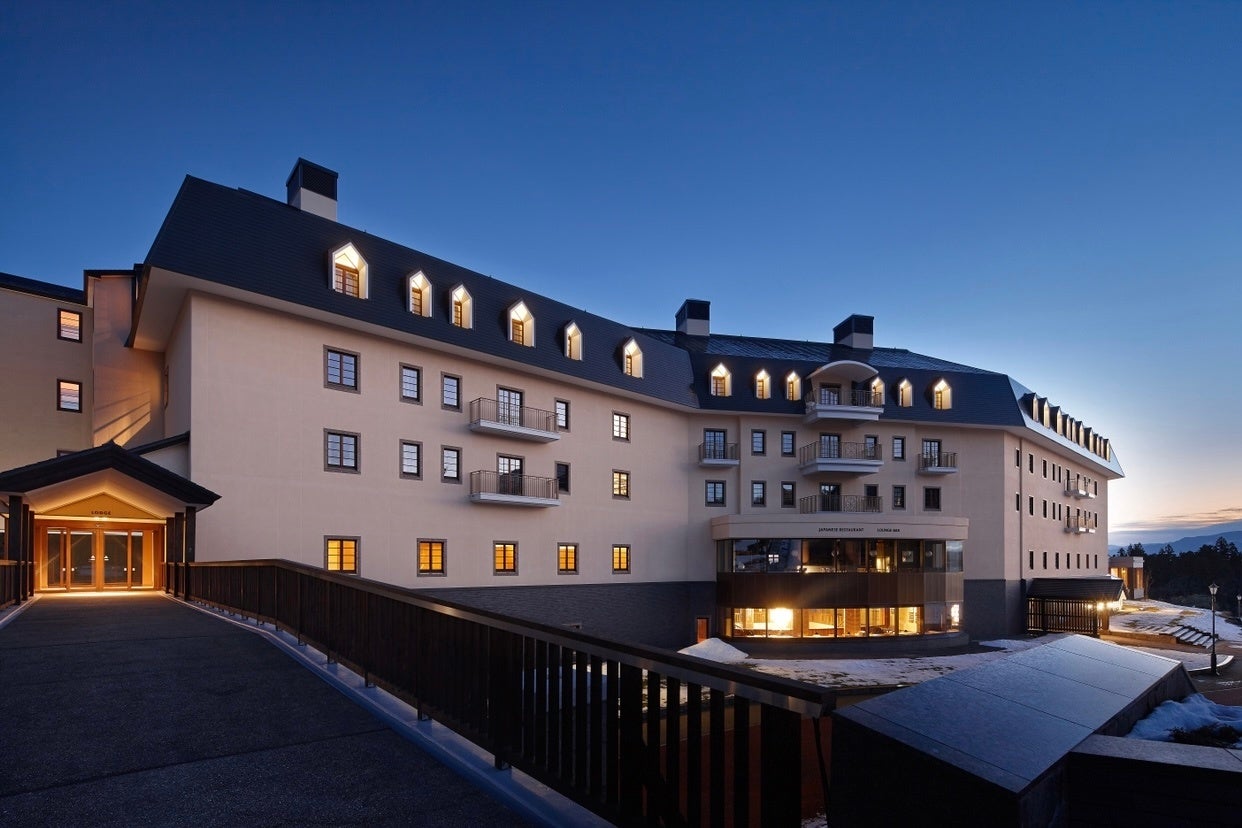 洗練されながらも山荘のような落ち着いた雰囲気のホテル。贅沢な客室と上質なおもてなしで滞在を満喫。