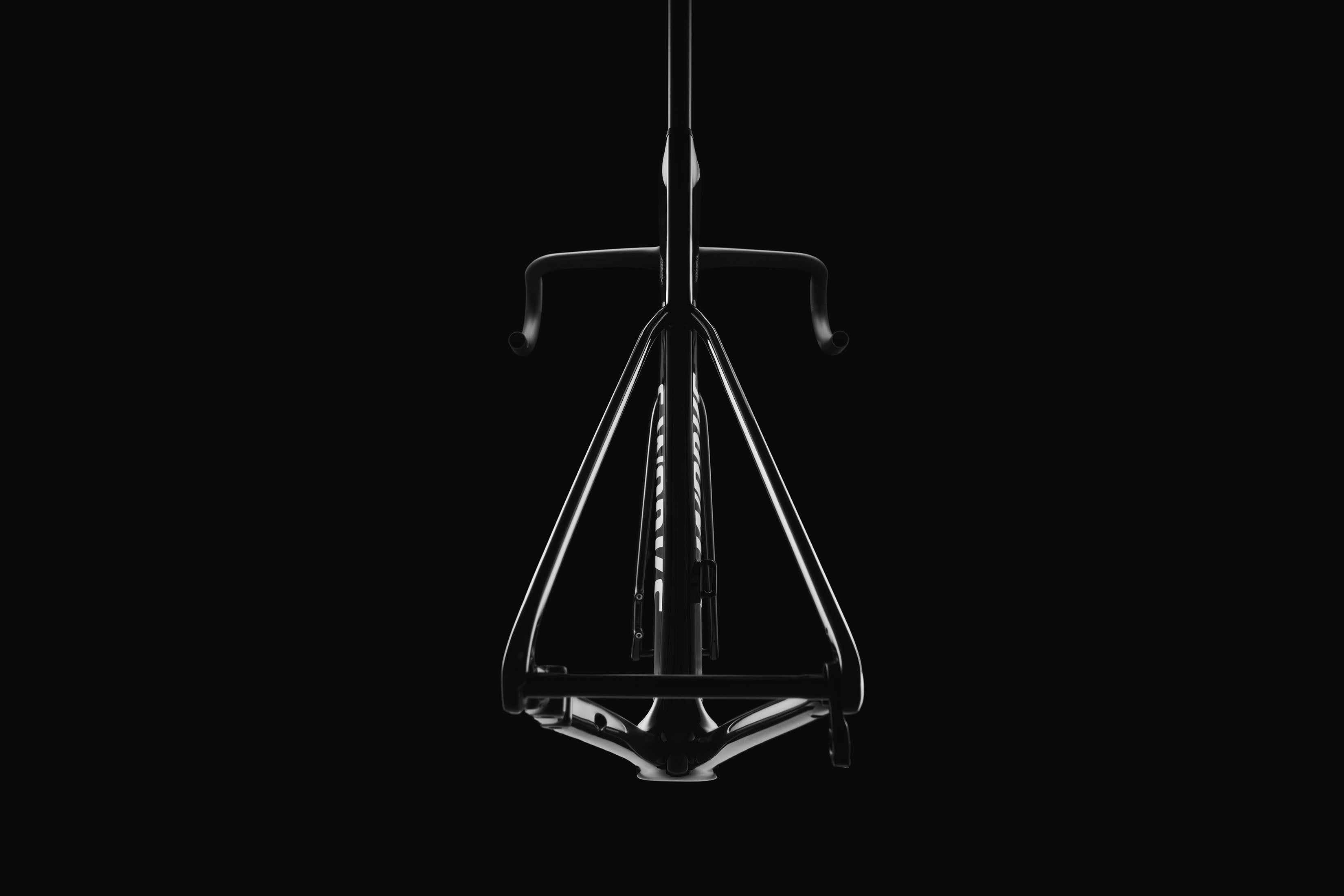 Tarmac SL8の選手供給用モデルProject Blackフレームを8月18日