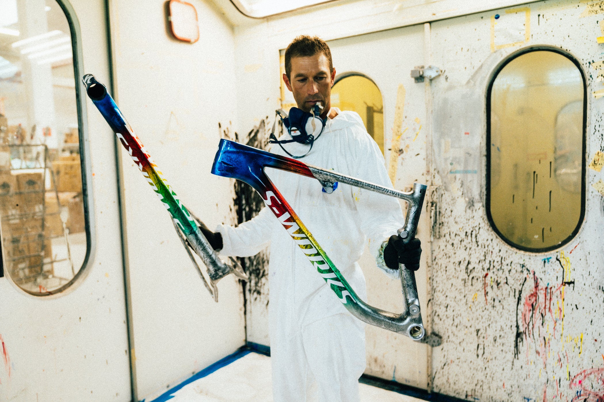 職人のペインターにより一台一台塗装