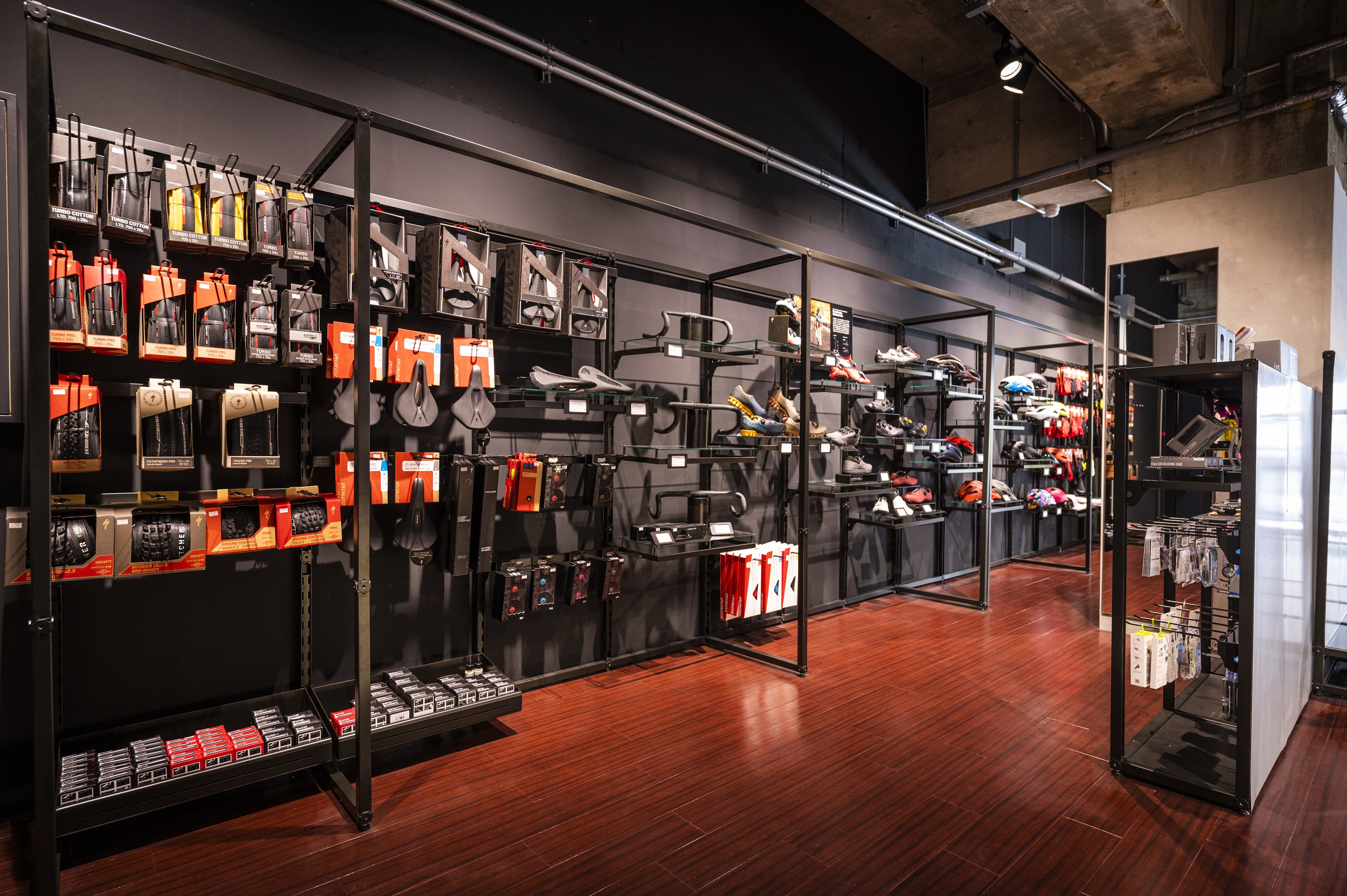 Body Geometry（ボディジオメトリー）技術を生かしたサドルやシューズ他幅広いアクセサリー