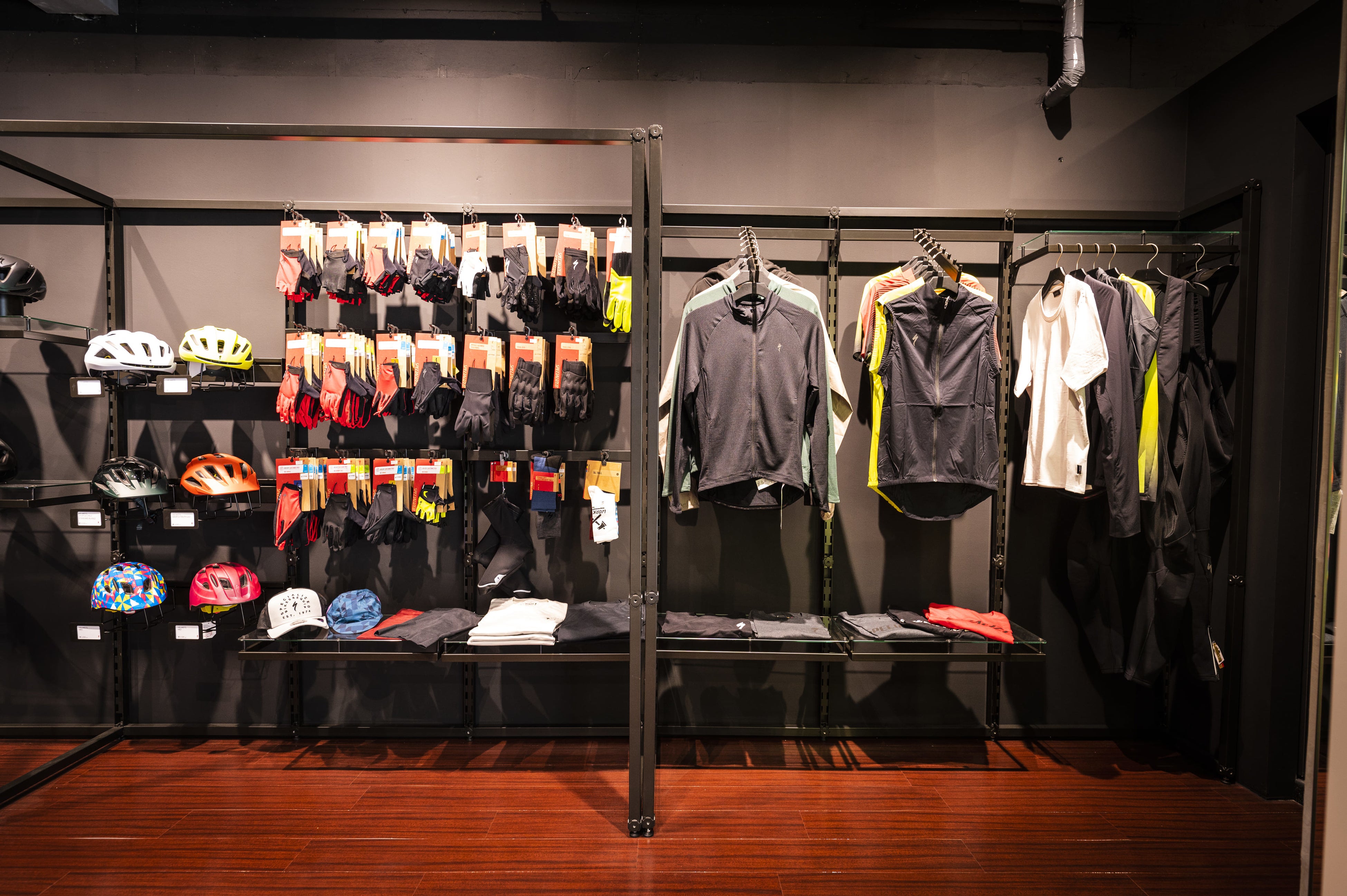 ヘルメットやグローブ、アパレル等も充実