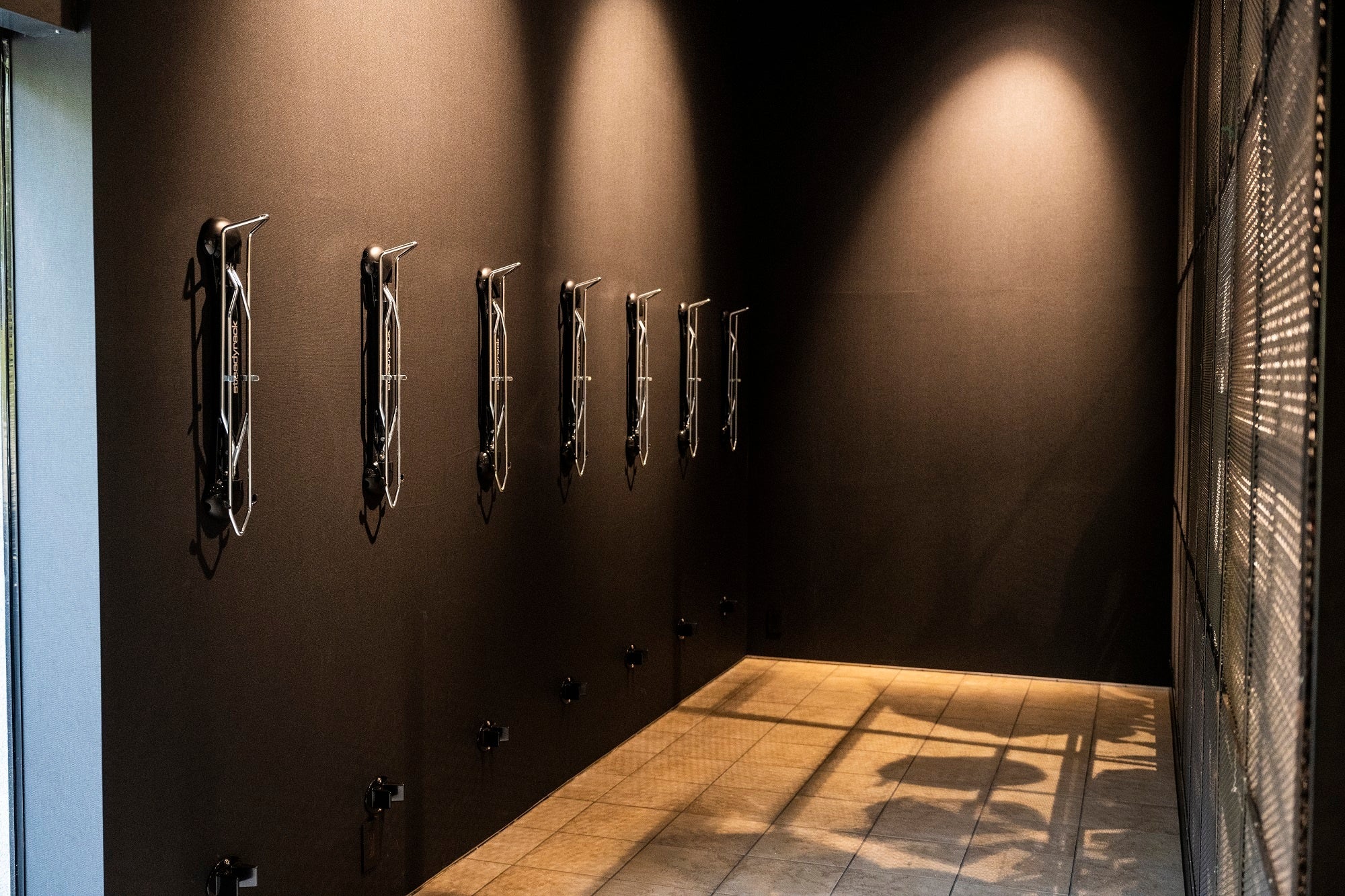 バイクでのご来店時も安全に愛車を停められるスペースを完備。