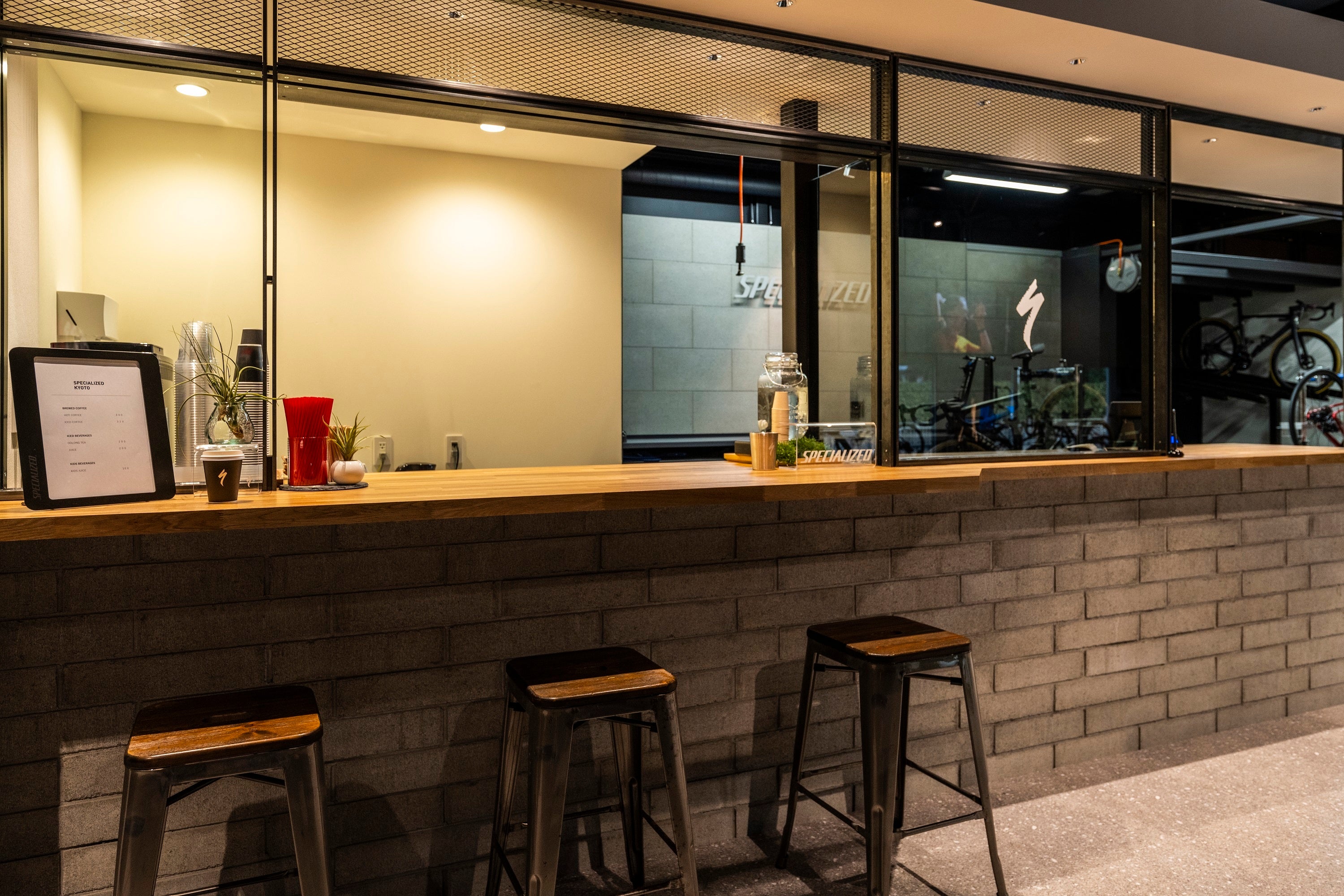 コーヒーの提供もあり、くつろぎながらあらゆる相談ができる。スポーツバイクの楽しさをお伝えし、快適なバイクライフをサポートすることをミッションとするスタッフが、購入後もしっかりサポートしてくれる。