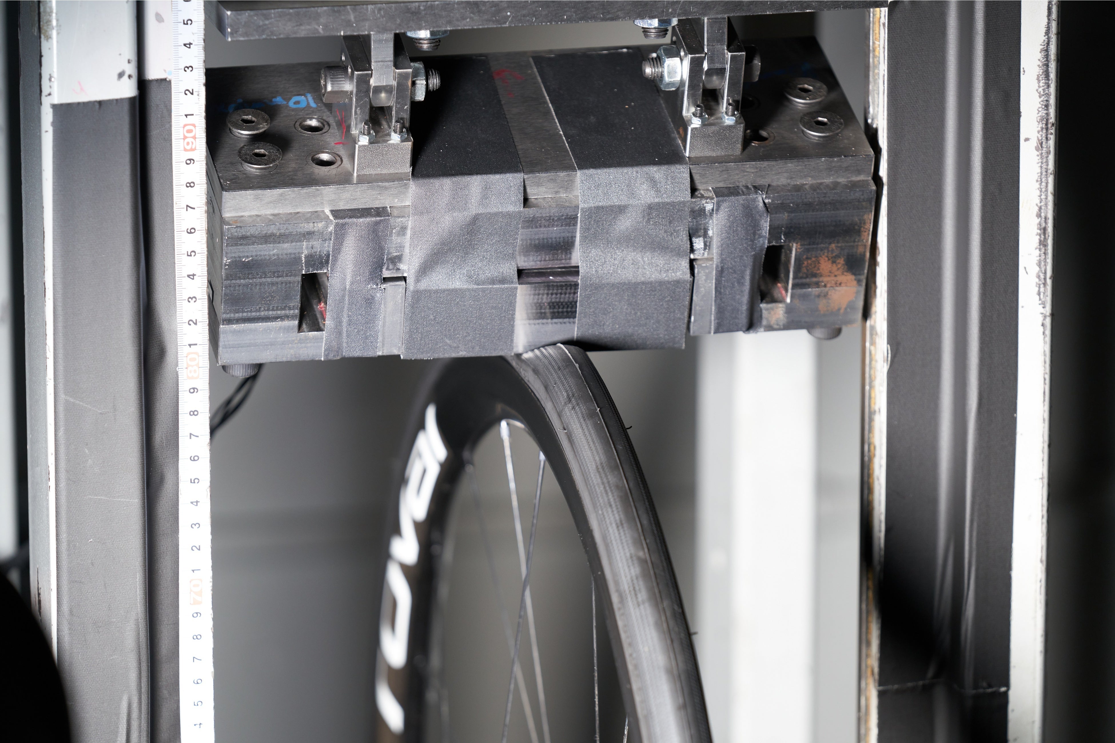 シャープエッジストライカーを使った衝撃試験