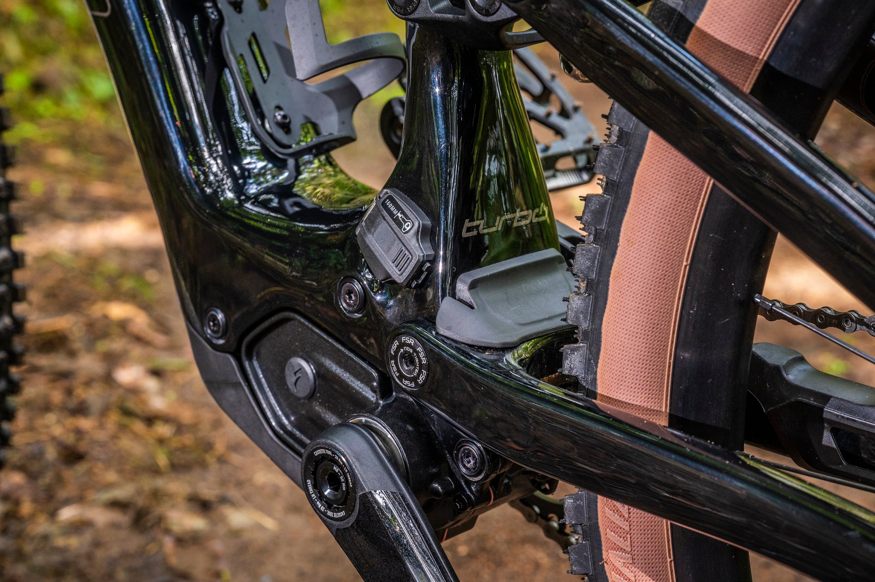 モーターの存在を忘れるほどの軽快なライドの秘訣はバッテリーも合わせてたった3.7㎏のシステム重量。