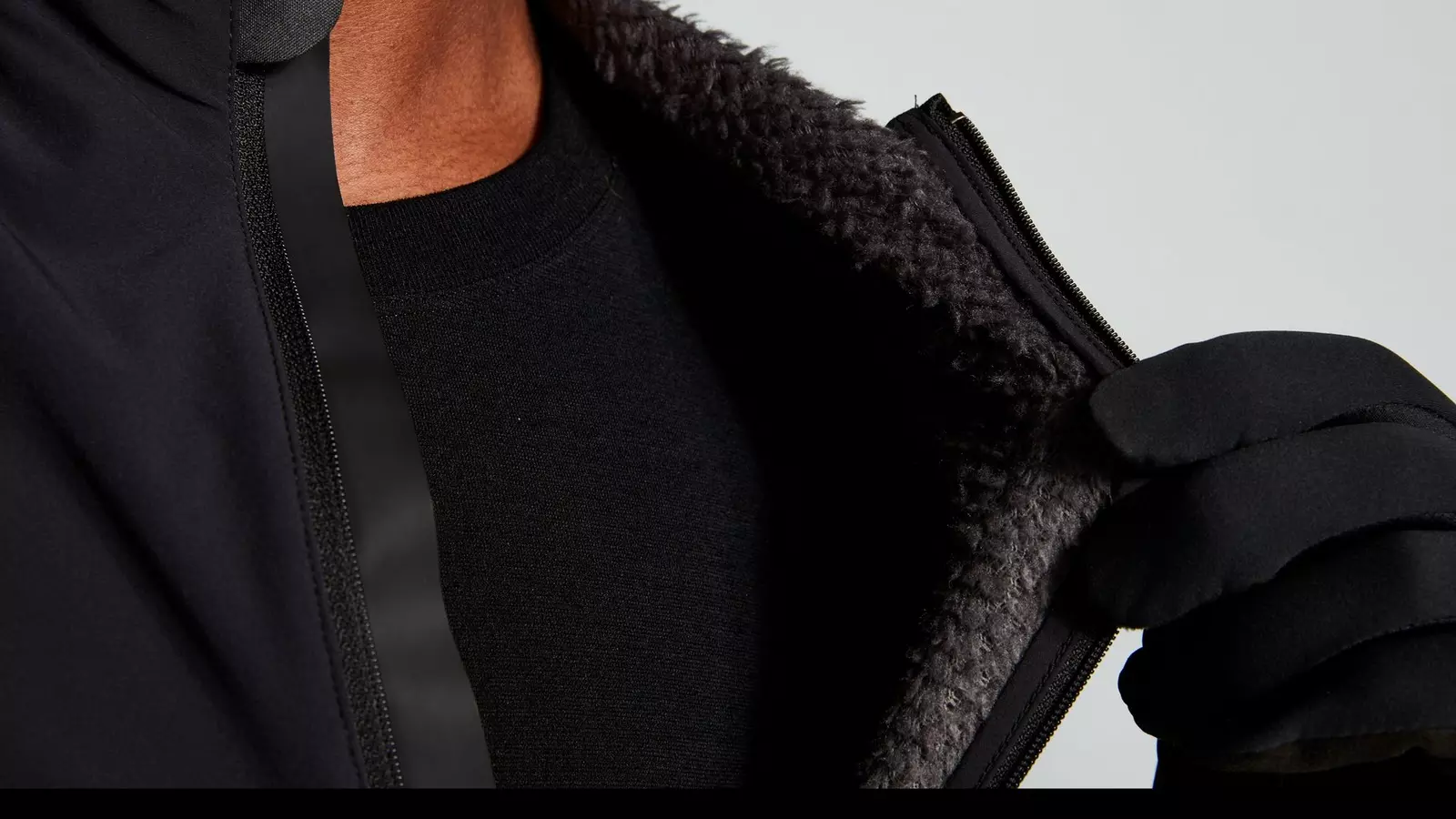 ベースレイヤーの上にも着用できるAlpha® Direct素材