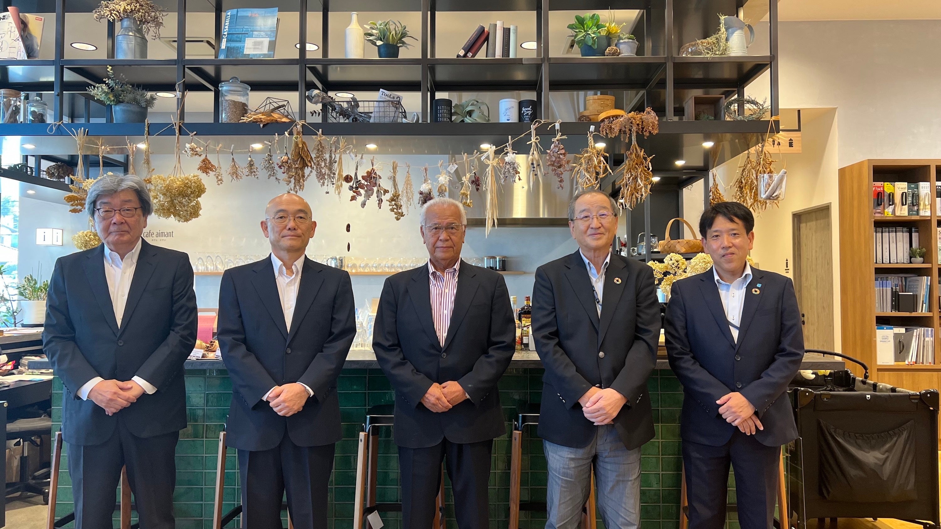 左から地元自治会築山副会長、松山副会長、村田会長、同社代表の川島社長、同社・新規事業開発部課長の谷口氏