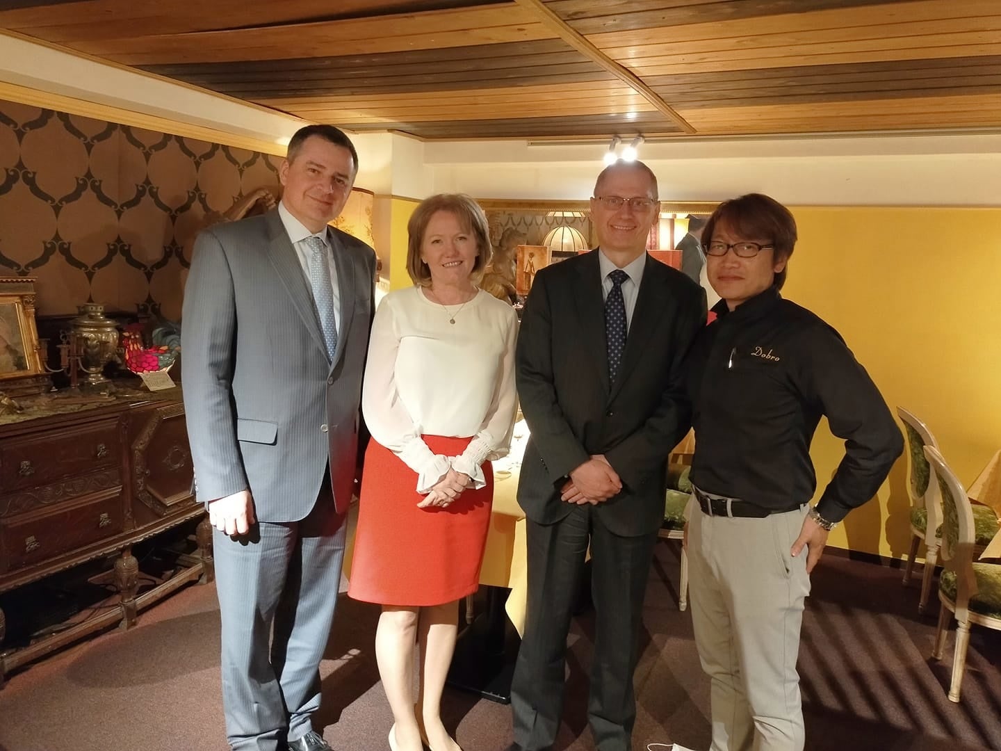 左からルーマニア大使ご夫妻、クロアチア大使、Dobroオーナーの川崎氏