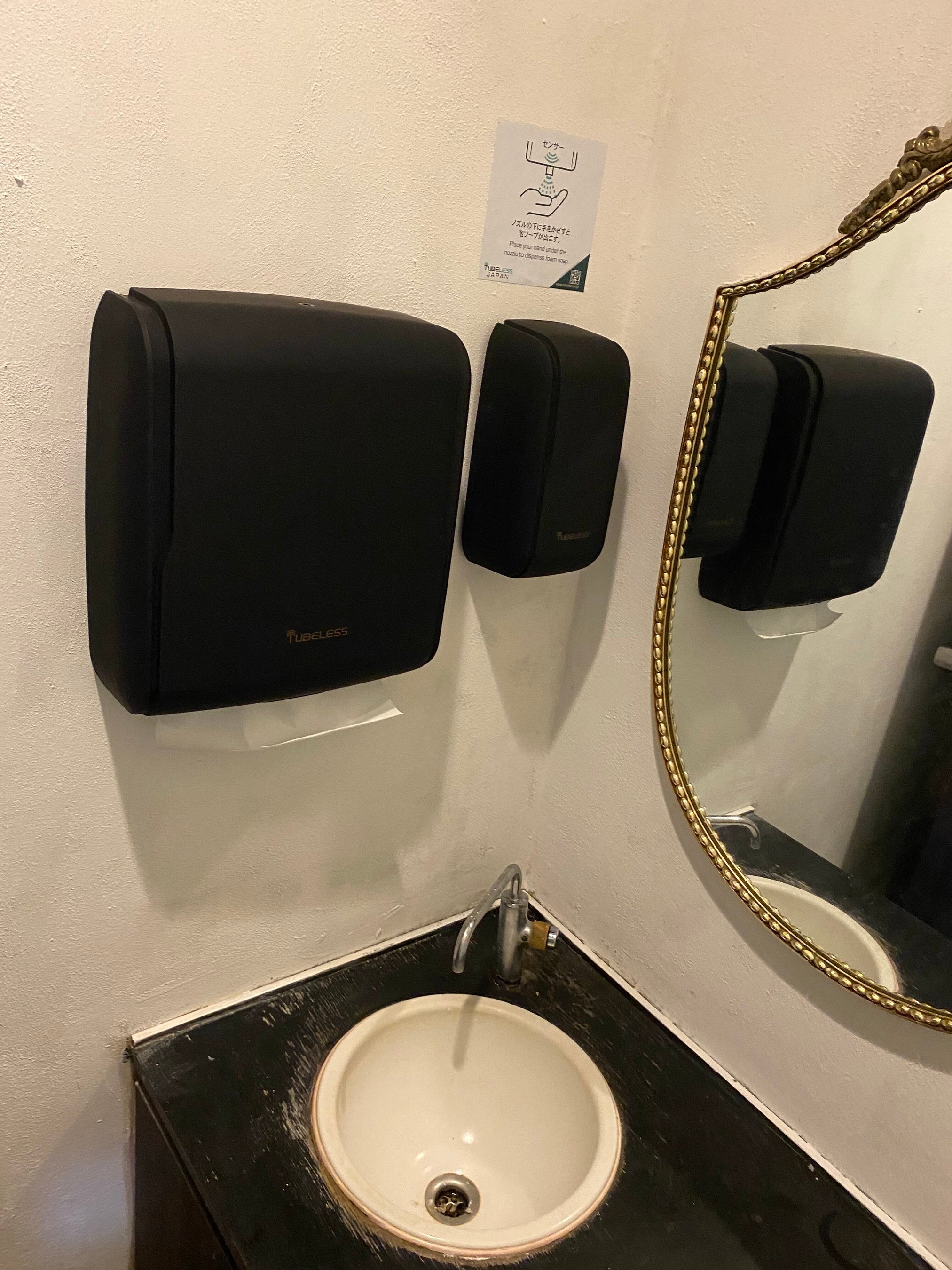 Dobroのトイレに設置されるTubeless ハンドソープ、ハンドペーパーディスペンサー