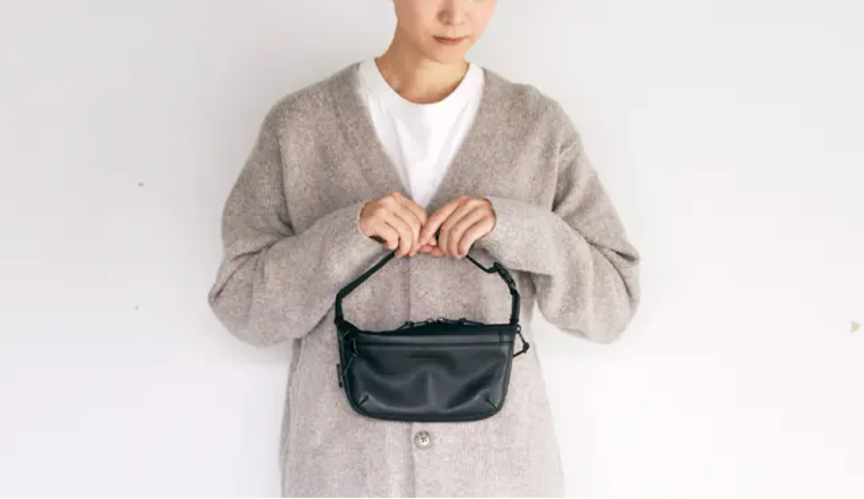 ショルダーを外せばハンドバッグにも。