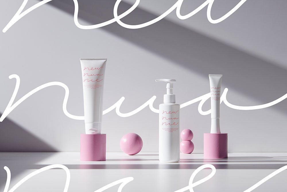 ニューニアンス（左から）モイスチャライズクリーム（135g）￥3,960、デリケートボディウォッシュ（180mL）￥3,245（ともに 2022年4月7日発売）、ブライトニングリッチセラム（25mL）￥4,950（2022年5月発売予定）