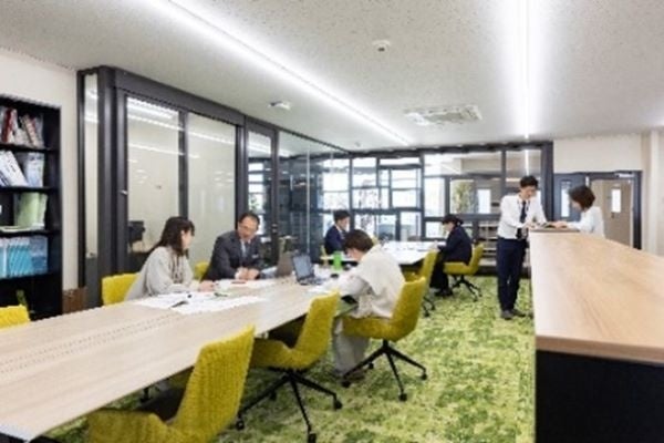 ちょっとした打合せや共同作業に便利な大型テーブル