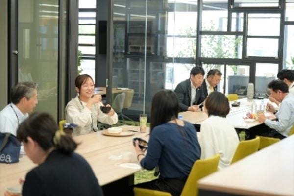 ランチタイムは自然に楽しい会話が弾みます