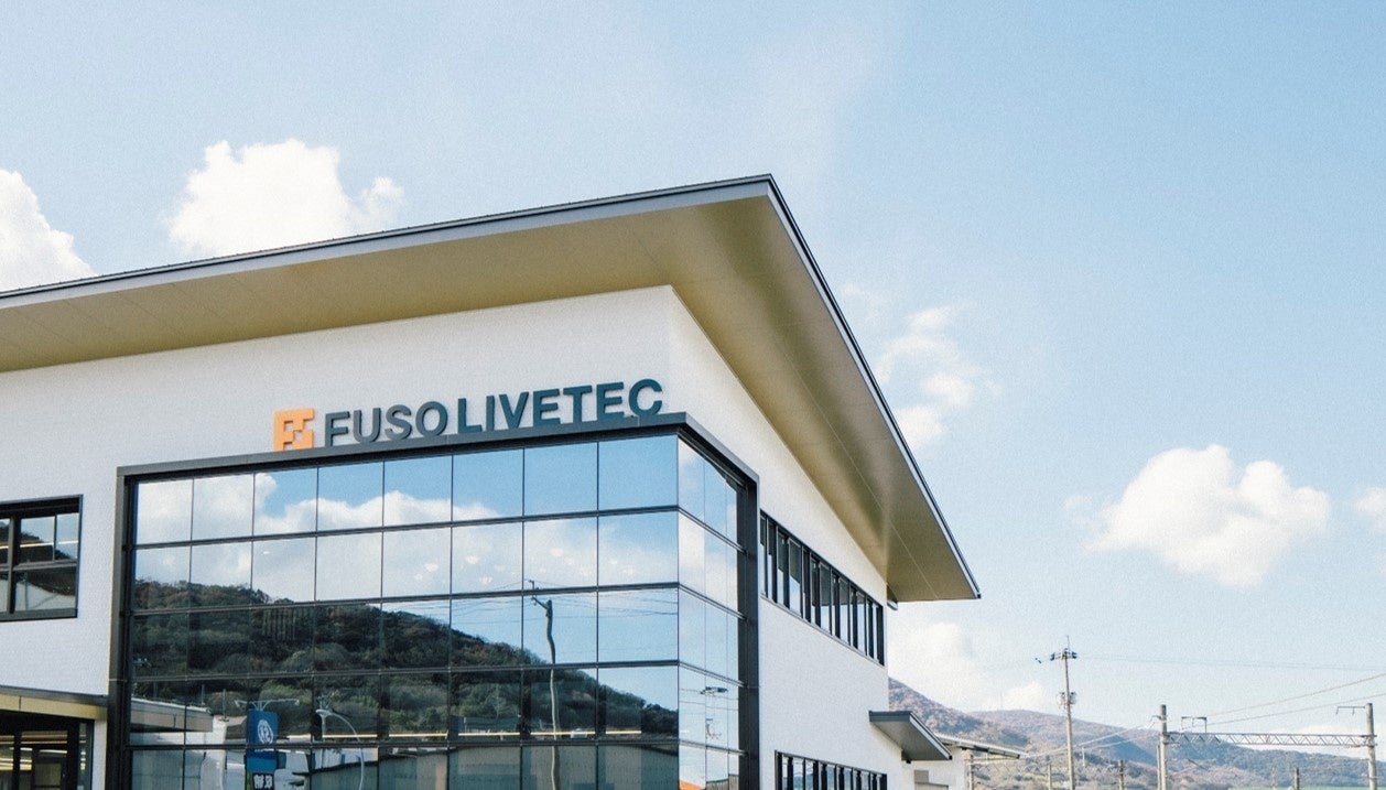 明るい光がエントランス奥まで届くカーテンウォールを採用した外観