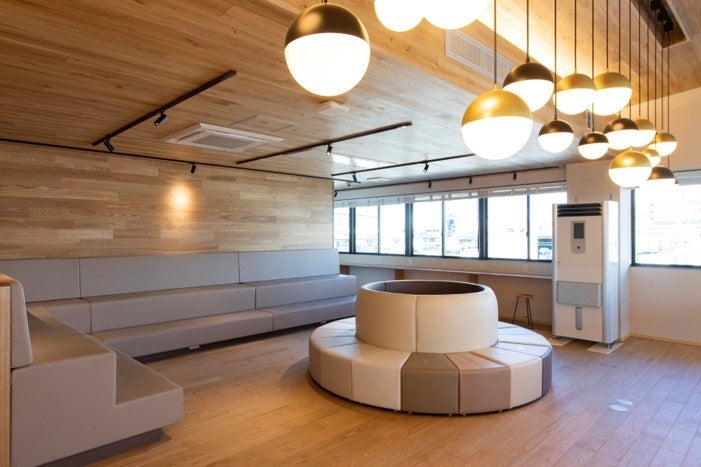 ひな壇状のソファやSDGsのロゴを表現したスツールを配置したリラックススペース