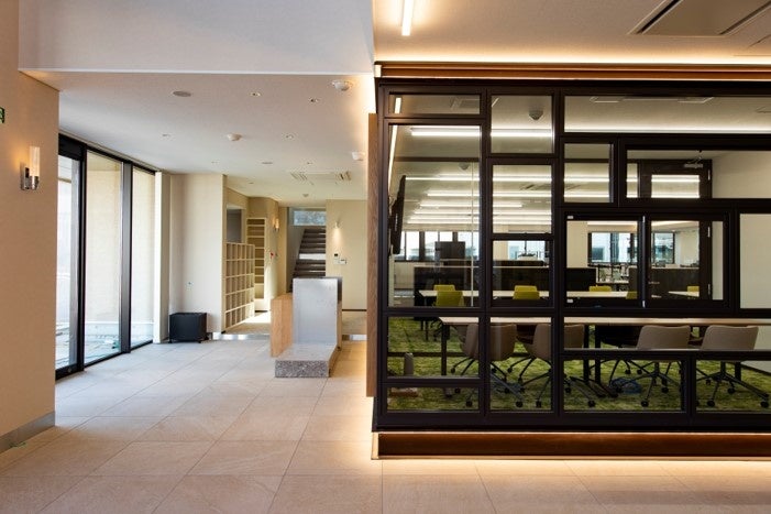 主力商材である窓・サッシで構成された オフィスと共有スペースのパーテーション