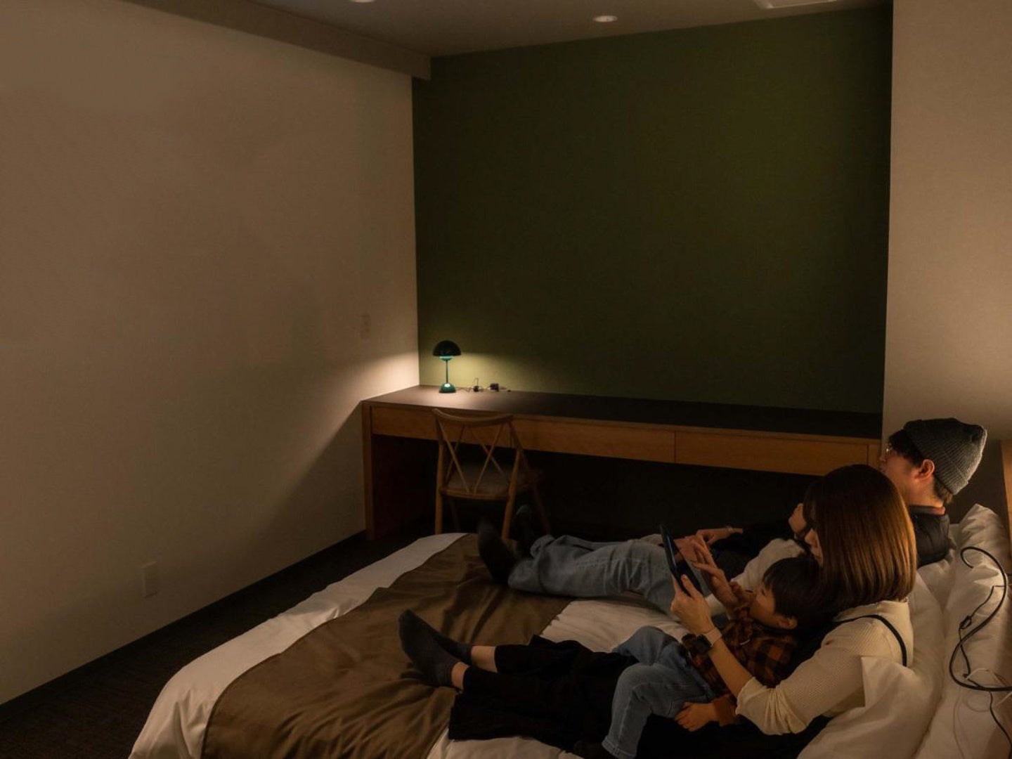 寝室で一家団らん