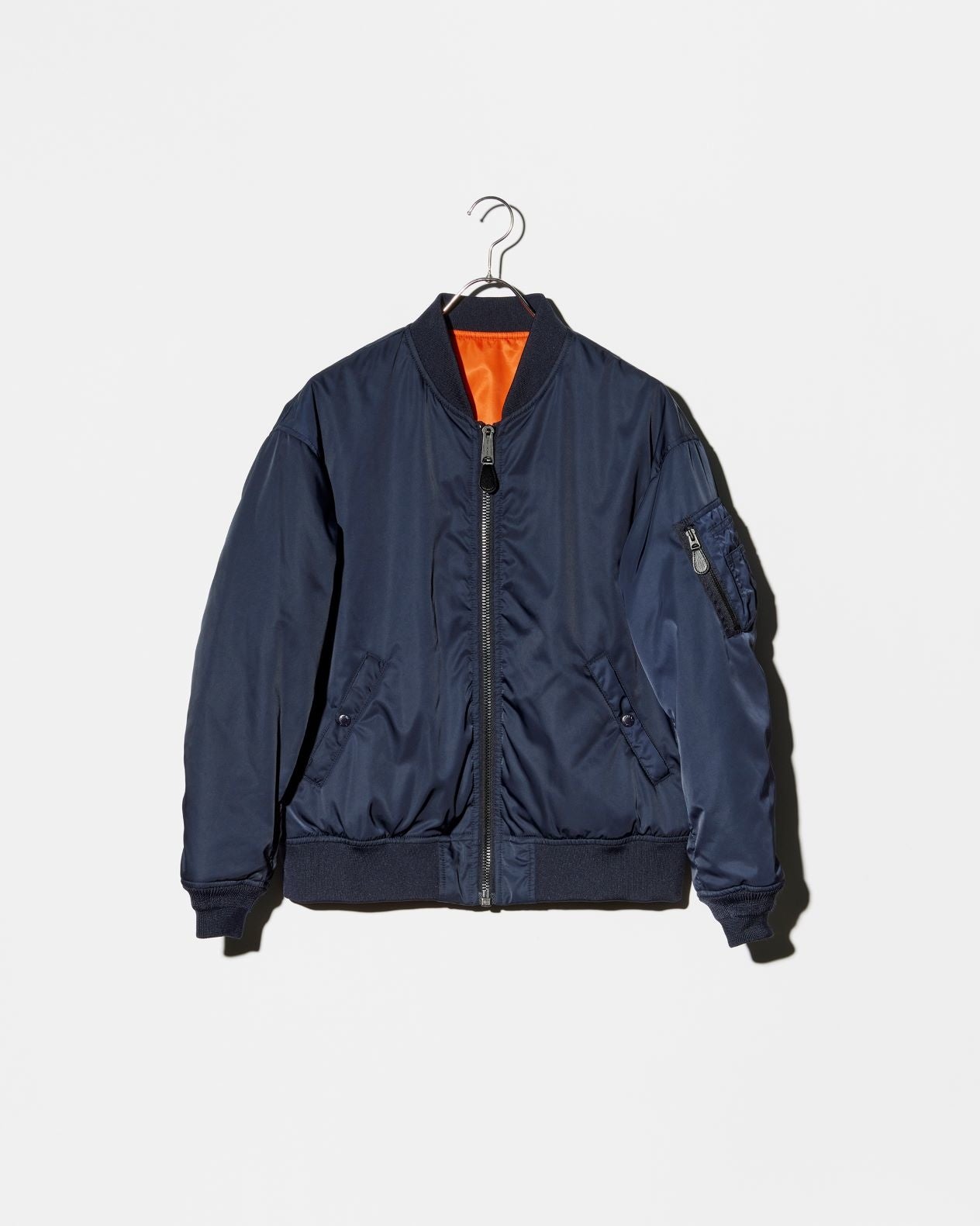 B-15フライトジャケット AVIREX ピンバッジと缶バッチ 付き AVIREX 15％オフ！AVIREX(アヴィレックス) L-2 Flight Jacket