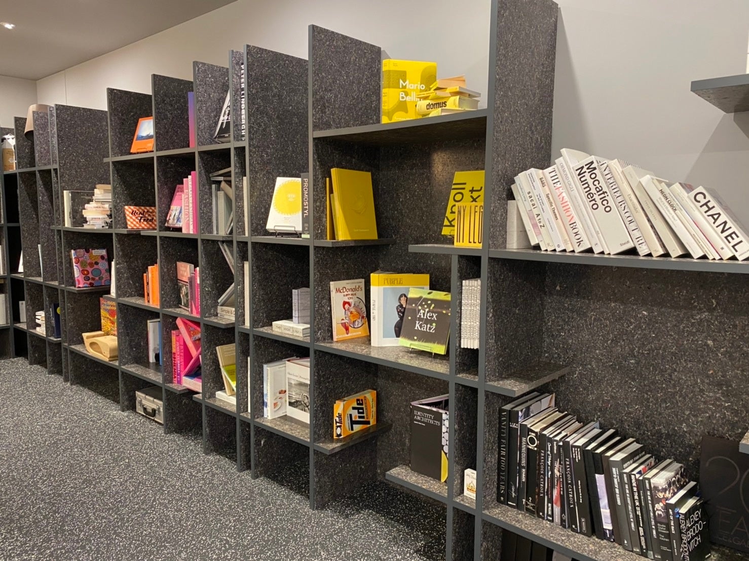 衣料をアップサイクルしたボード材を使用した本棚（TSI本社）