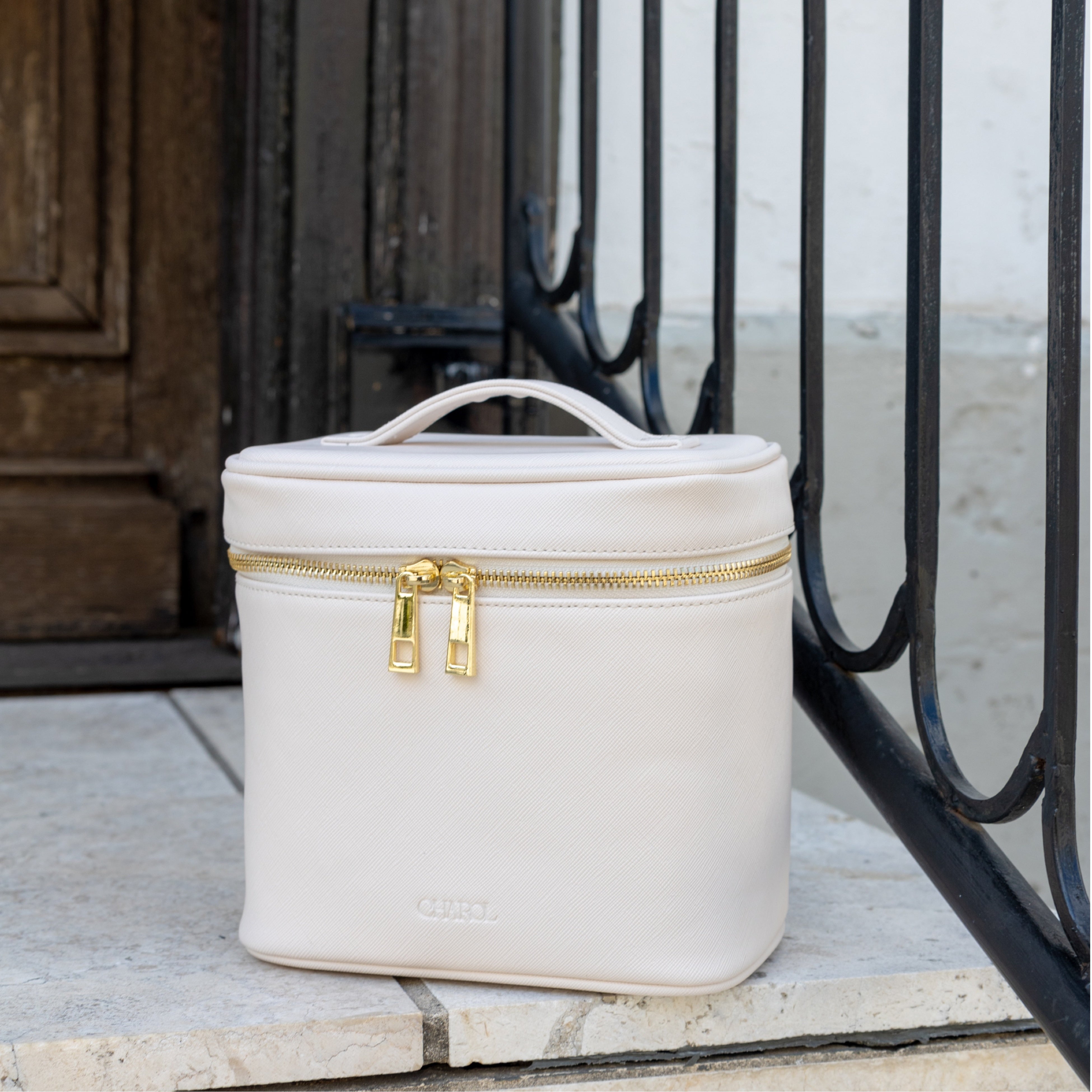 CHAROLロゴ入りバニティポーチ　¥1,980（税込）