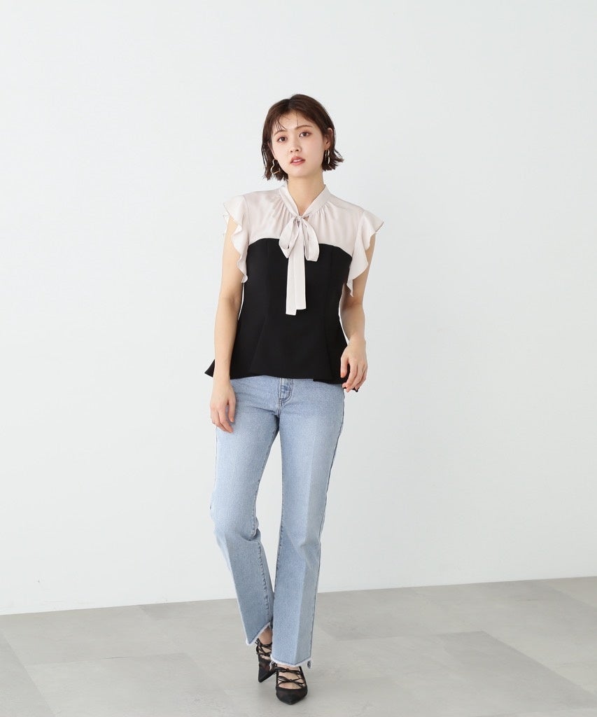 ブラウスドッキングビスチェ ¥13,970(税込) ／ センタープレスハイウエストデニム ￥13,640(税込)