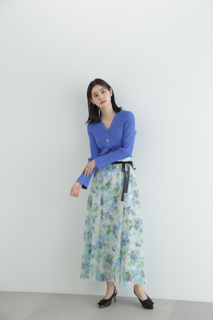 カラーリブカーディガン ¥14,300(税込) ／ ブリュールフラワースカート ¥23,100(税込)
