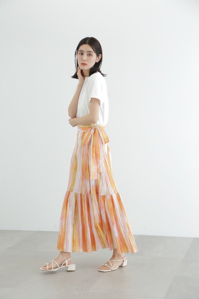 ジルロゴＴシャツ ¥7,700(税込) ／ マルチストライプスカート ¥26,400(税込)
