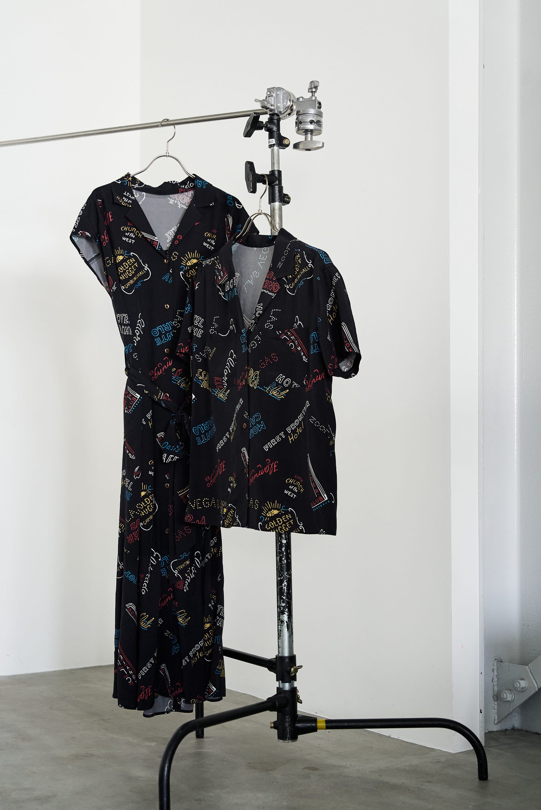 ワンピースはフレンチスリーブとAラインシルエットでエレガントさをプラス。