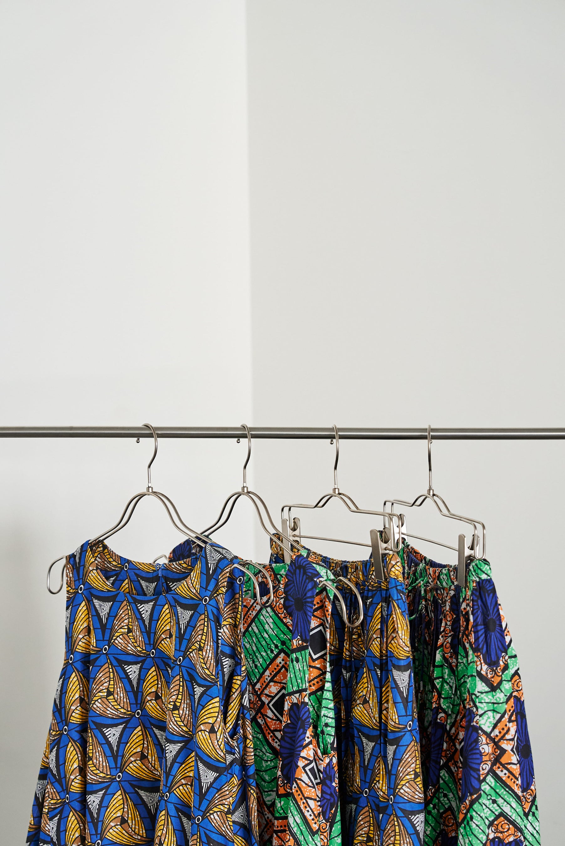 スカートのウエストは紐で調節できる様になっているのでイージーに履いて頂けます。