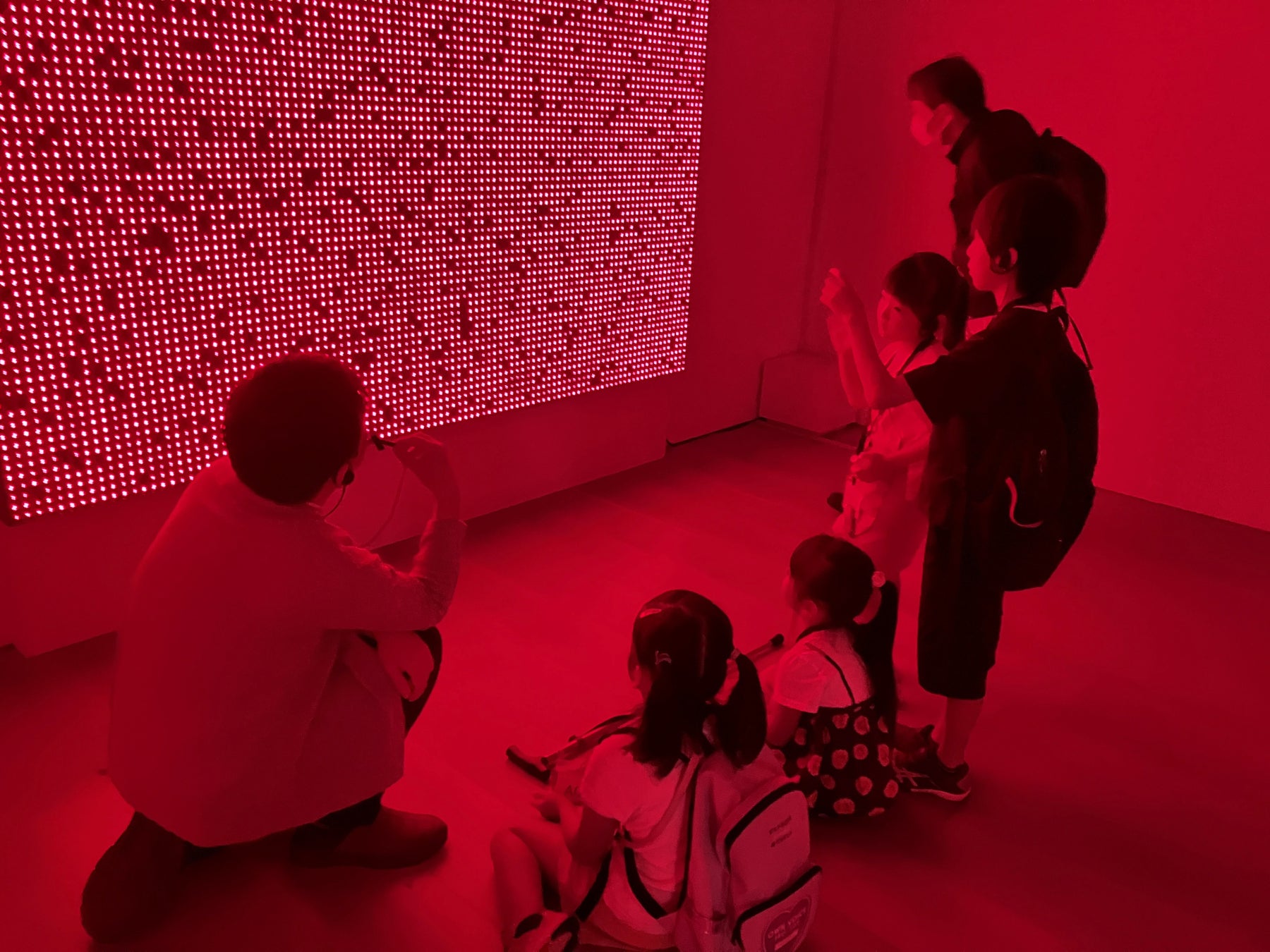 「哲学」のセクション、宮島達男の作品「Innumerable Life / Buddha CCIƆƆ-01」(2018年)の前で