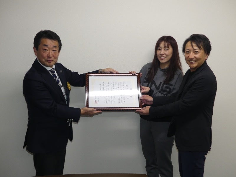 札幌ゴルフ連盟様（左）より感謝状をいただきました