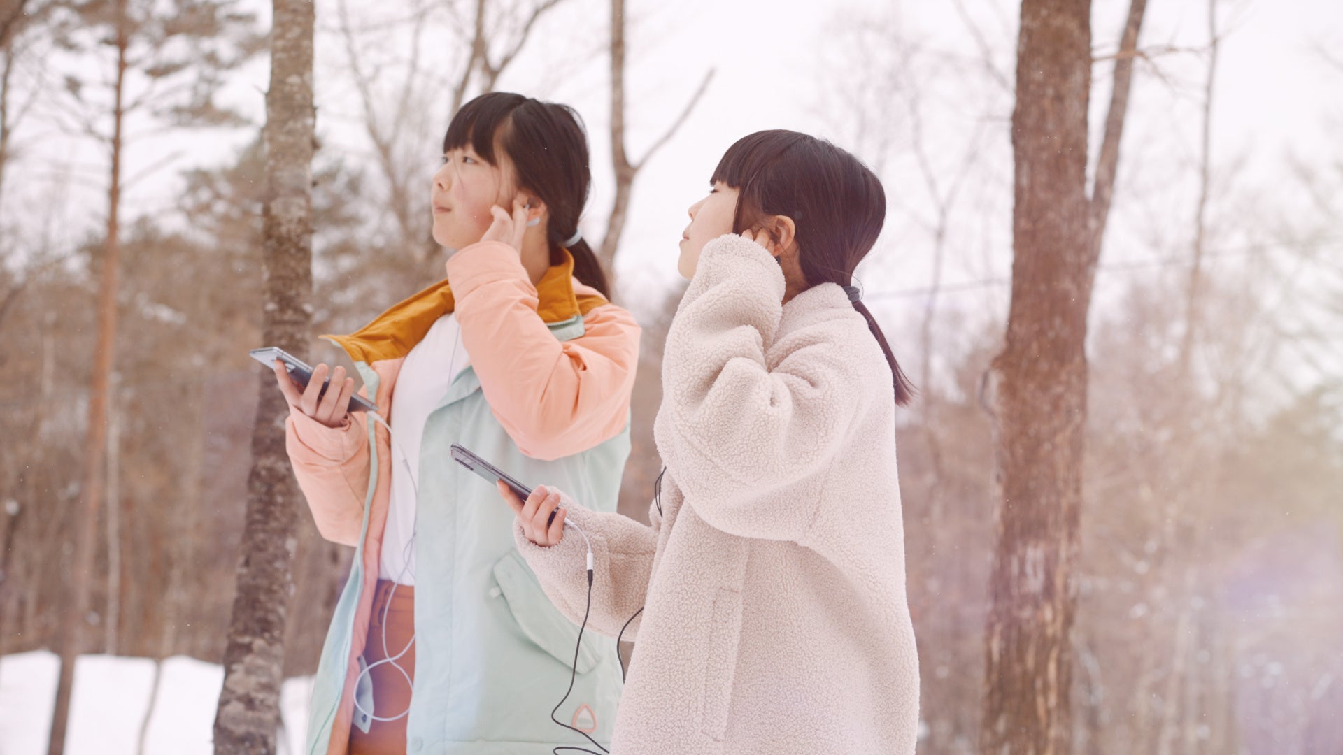 一人一台、スマートフォンとヘッドホンでアプリからの音を聴きながら、五感でリアルな自然を体験します。