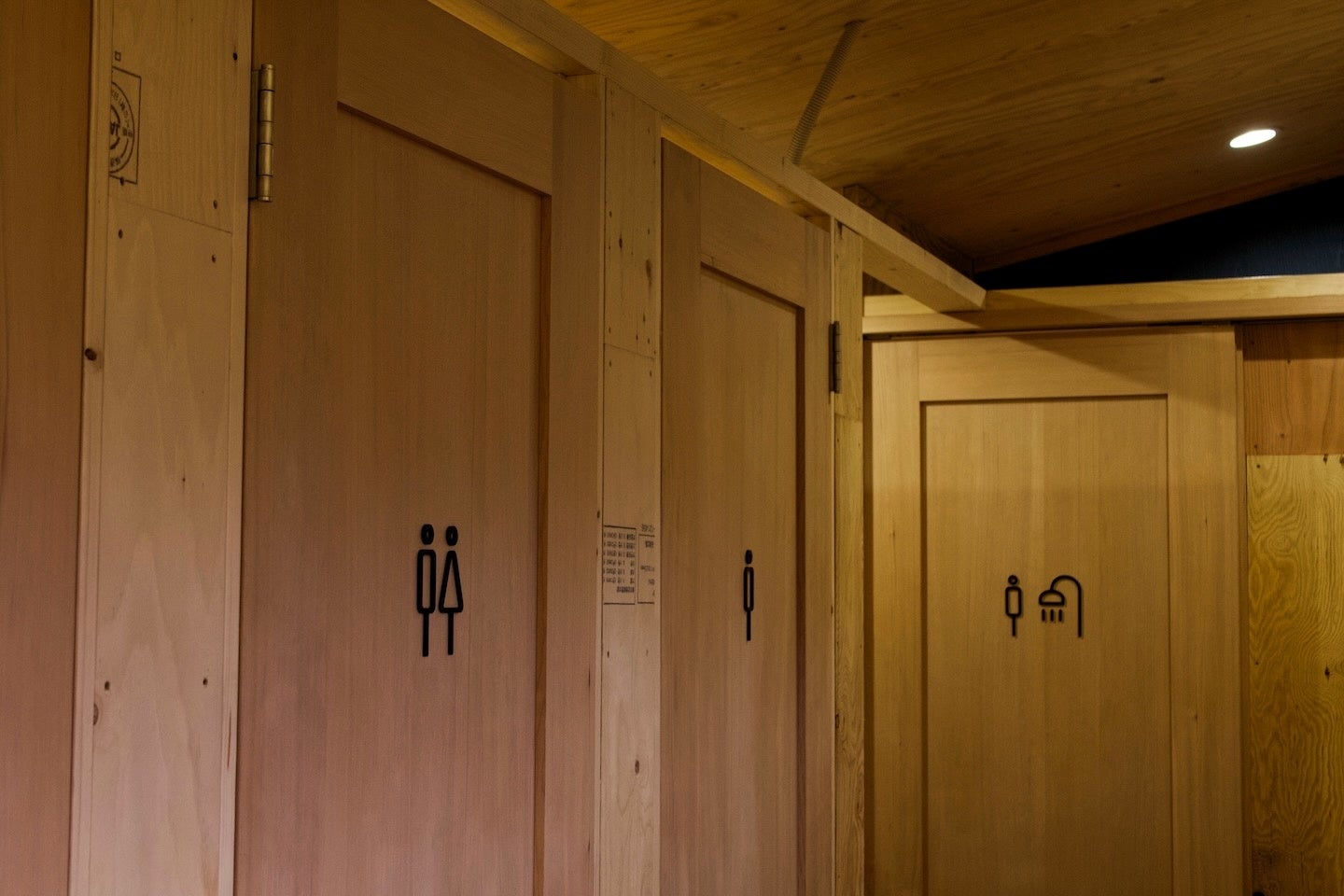 グランピング・テント宿泊者用の清潔なサニタリー棟（トイレ、シャワー、大型シンクを完備）