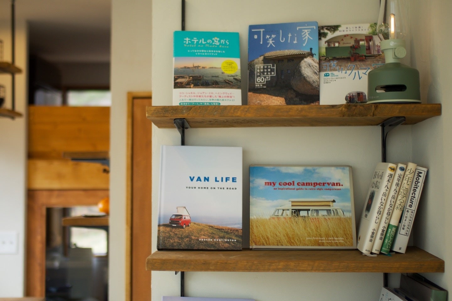レセプション棟 the eight のミニライブラリーでは、クルマ生活の魅力を伝える洋書が並ぶ