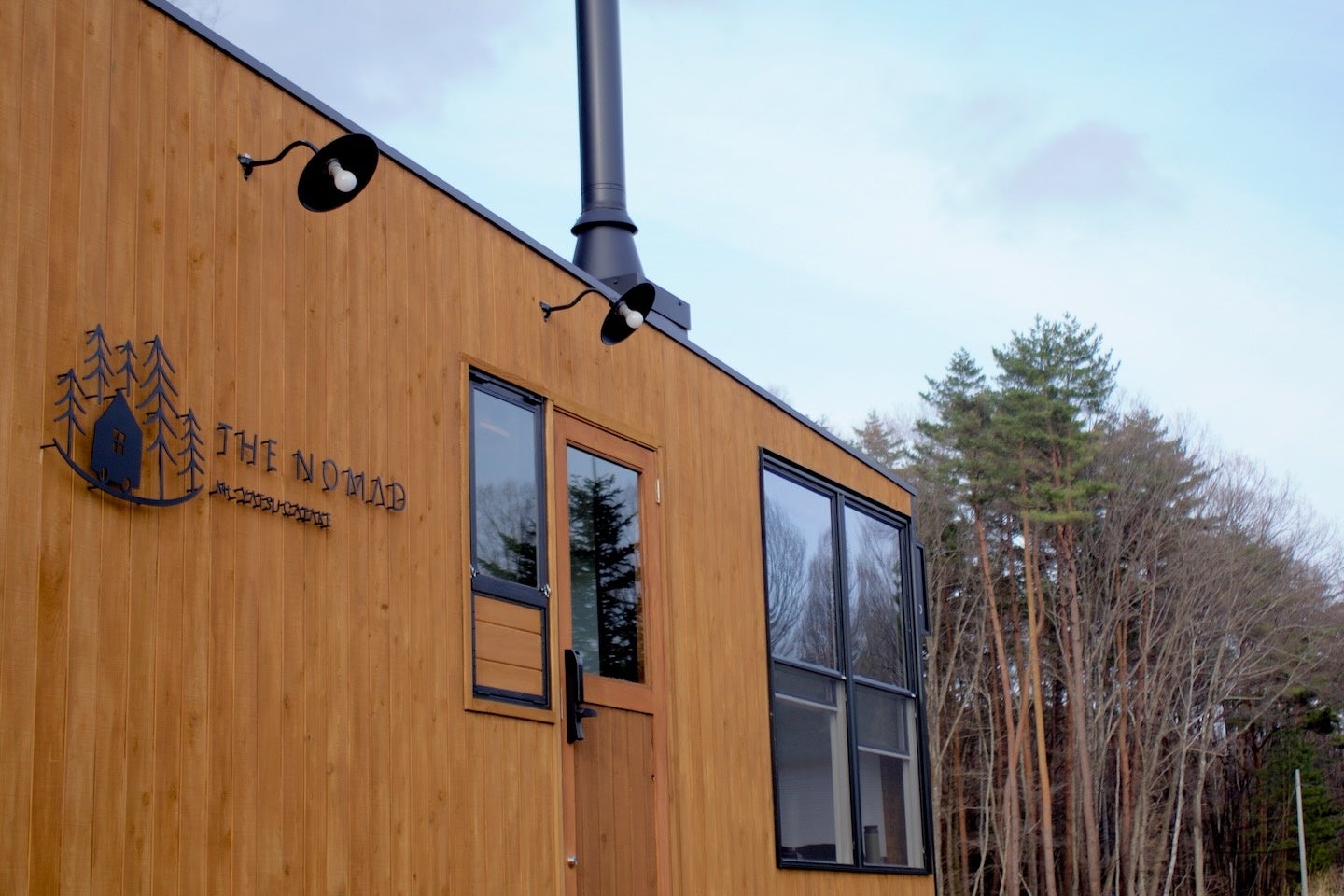 薪ストーブの煙突とアイアン製ロゴがトレードマークのレセプション棟 the eight 