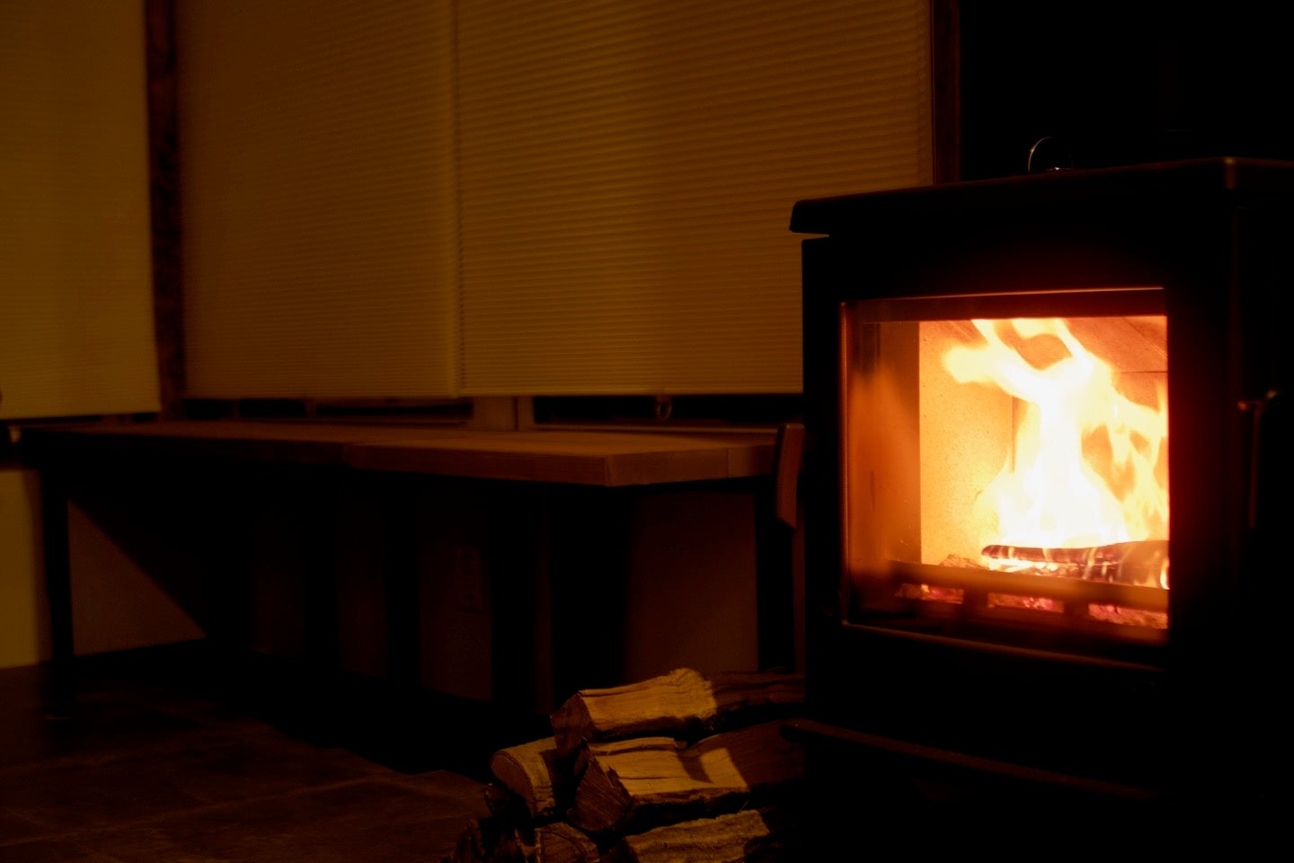 レセプション棟 the eight では、ドイツ製薪ストーブの揺らぐ炎も楽しめる