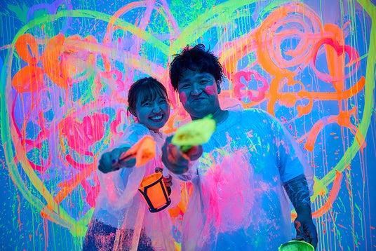 描いた瞬間、魔法にかかる。ブラックライトで楽しむ幻想的な「ネオンアート体験」をペイントフォトスタジオSOYLABO!が 7月15日より開始。 描いた瞬間、魔法にかかる。ブラックライトで楽しむ幻想的な「ネオンアート体験」をペイントフォトスタジオSOYLABO!が 7月15日より開始。