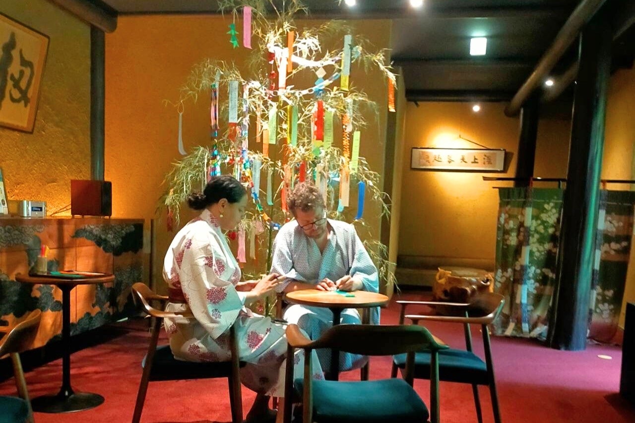 願い事を書く宿泊客の様子